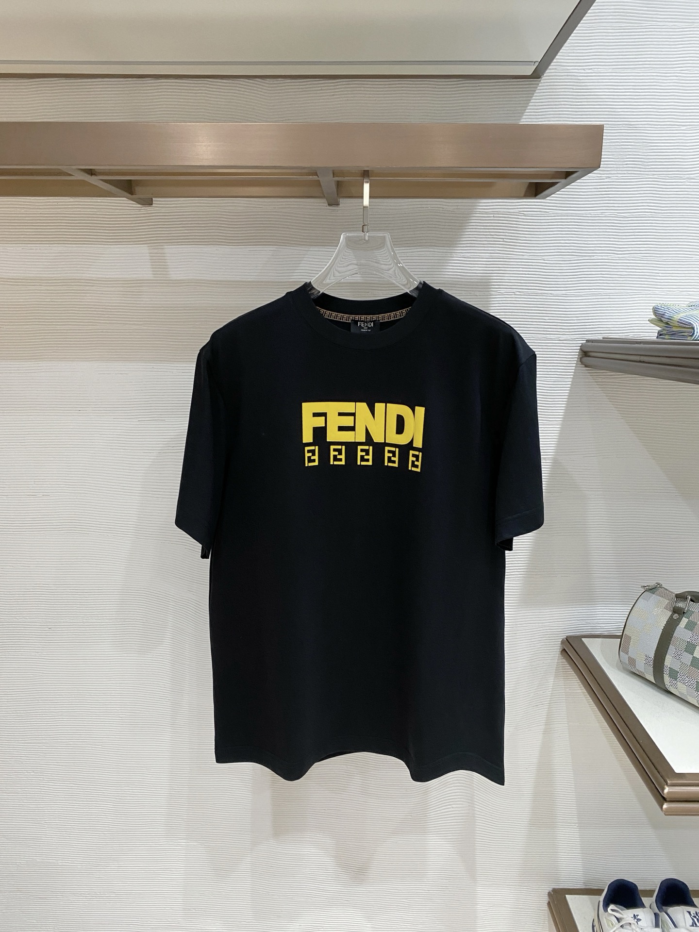 Fendi 芬迪 2026ss 春夏新款首发专柜最新款短袖圆领T恤 高端订制 设计前卫时尚！品牌logo