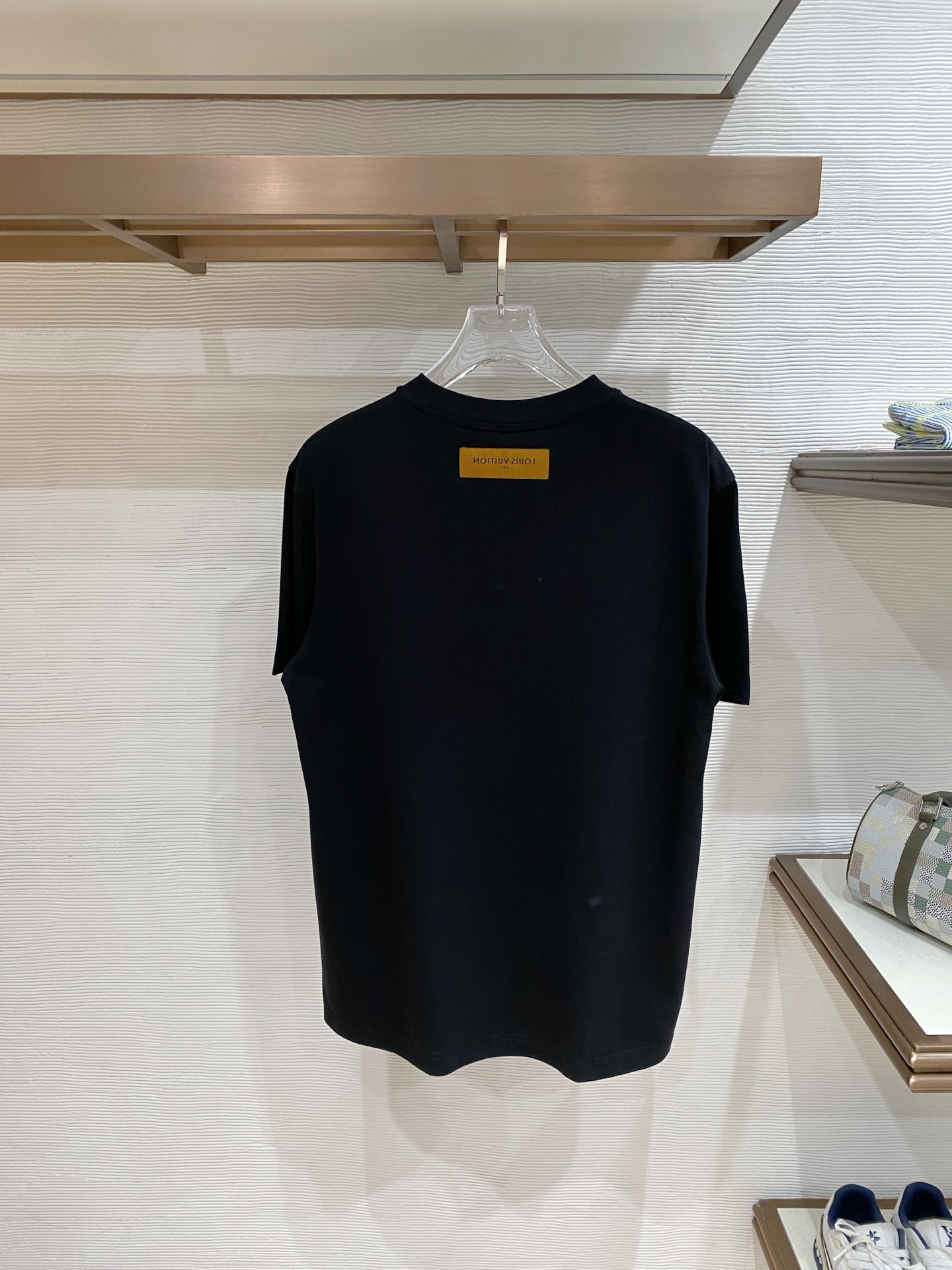 LV 2026ss 春夏新款首发专柜最新款短袖圆领T恤 高端订制 设计前卫时尚！品牌logo重工艺设计 