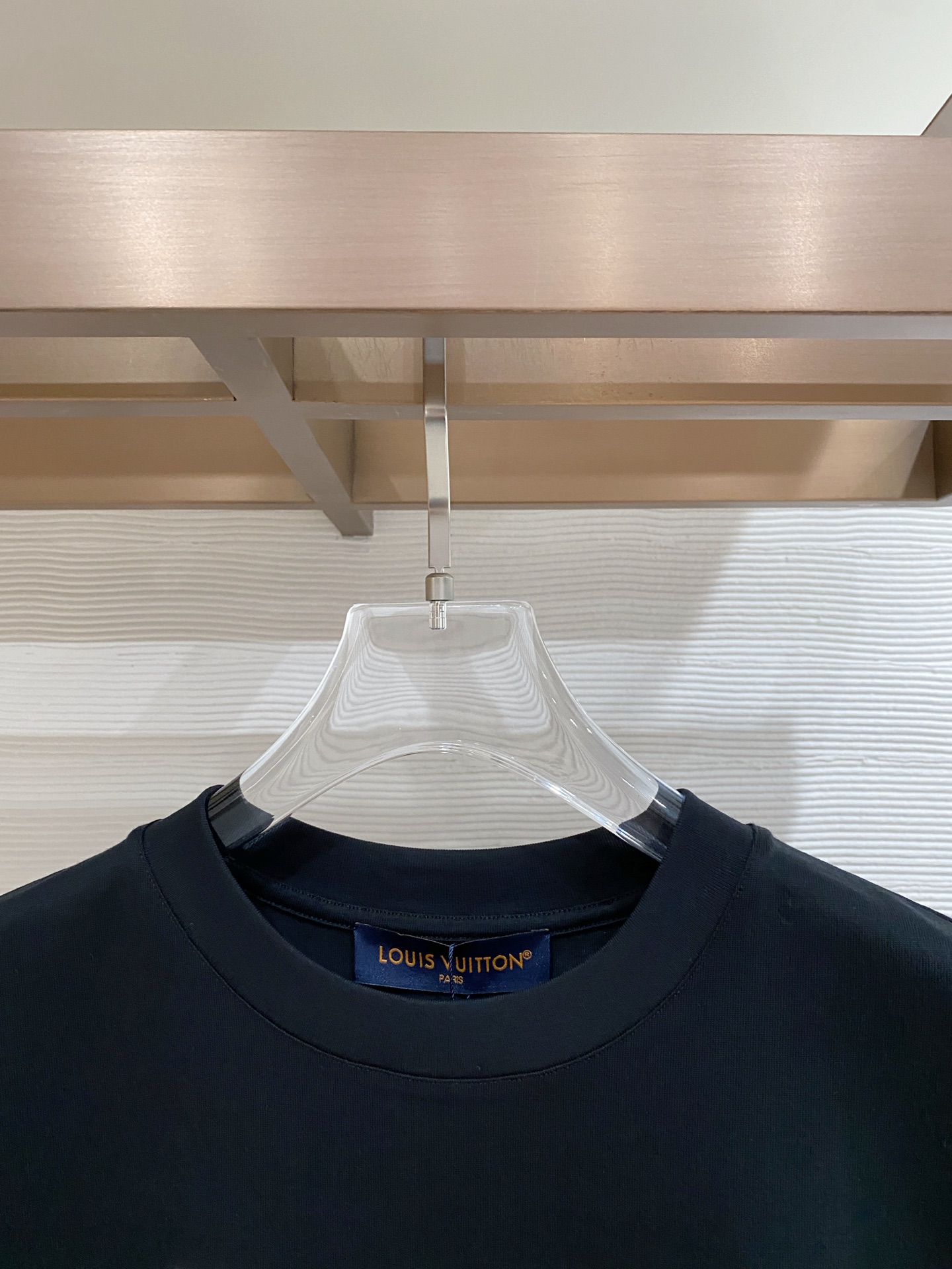 LV 2026ss 春夏新款首发专柜最新款短袖圆领T恤 高端订制 设计前卫时尚！品牌logo重工艺设计 