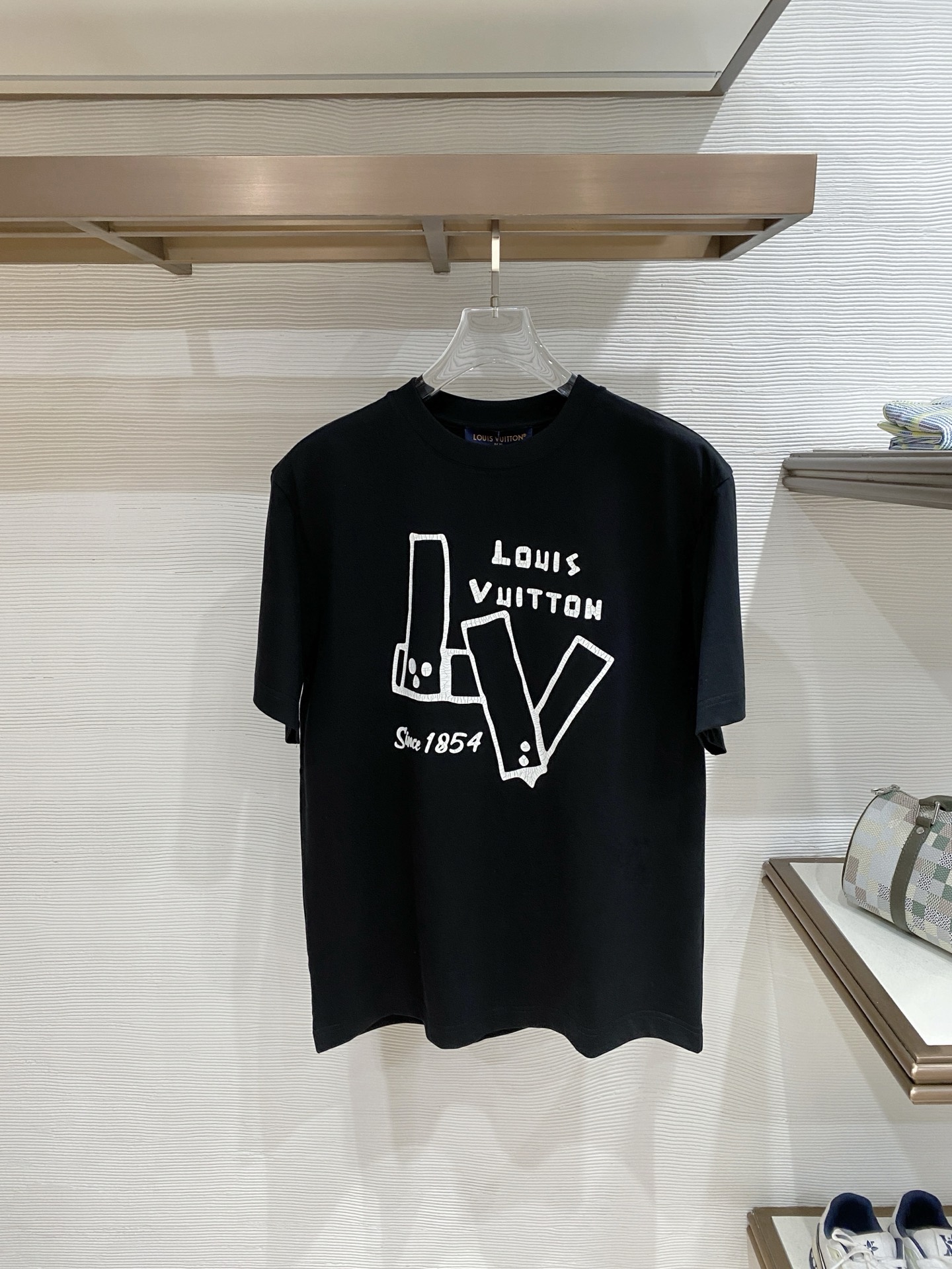 LV 2026ss 春夏新款首发专柜最新款短袖圆领T恤 高端订制 设计前卫时尚！品牌logo重工艺设计 