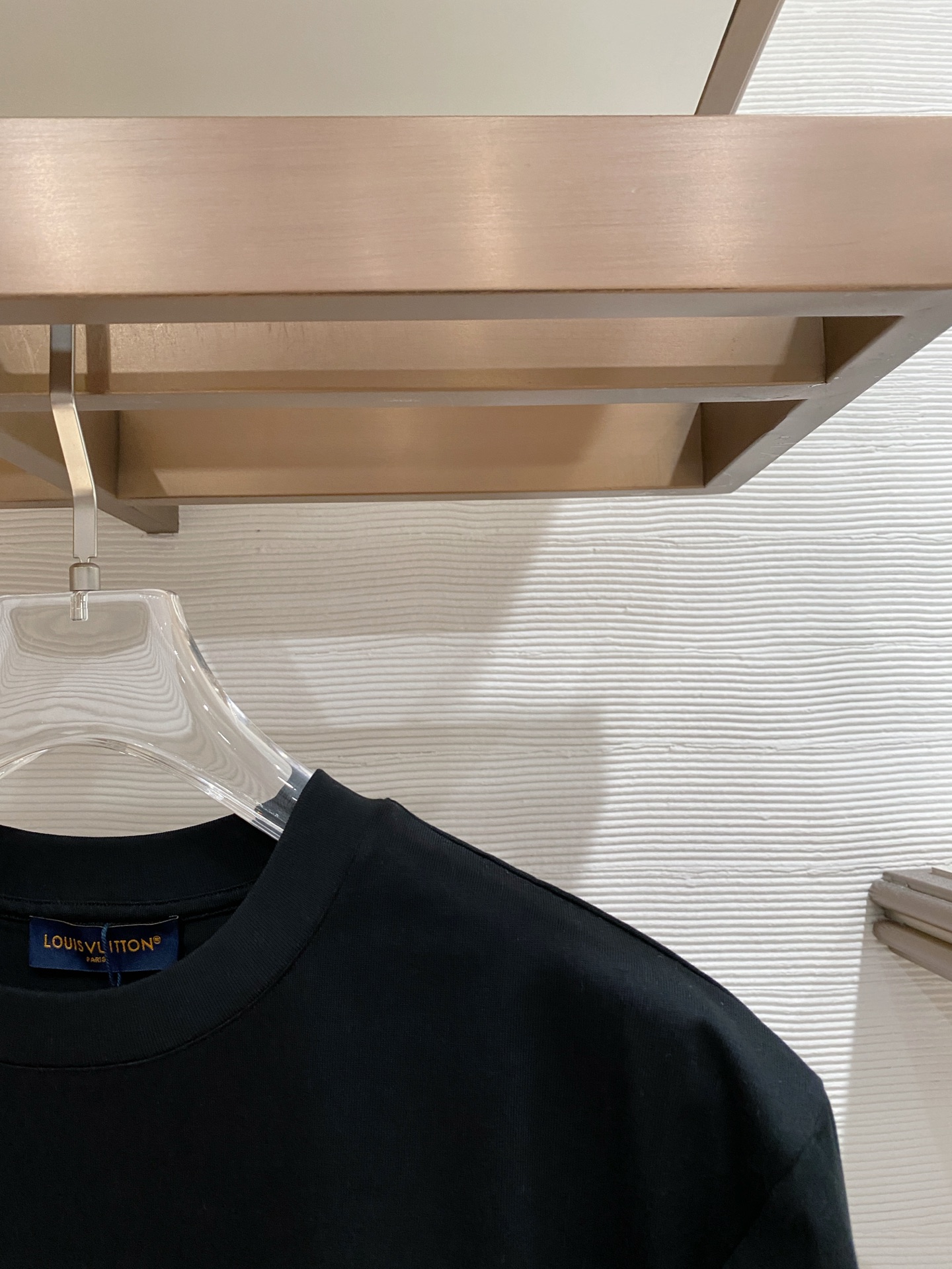 LV 2026ss 春夏新款首发专柜最新款短袖圆领T恤 高端订制 设计前卫时尚！品牌logo重工艺设计 