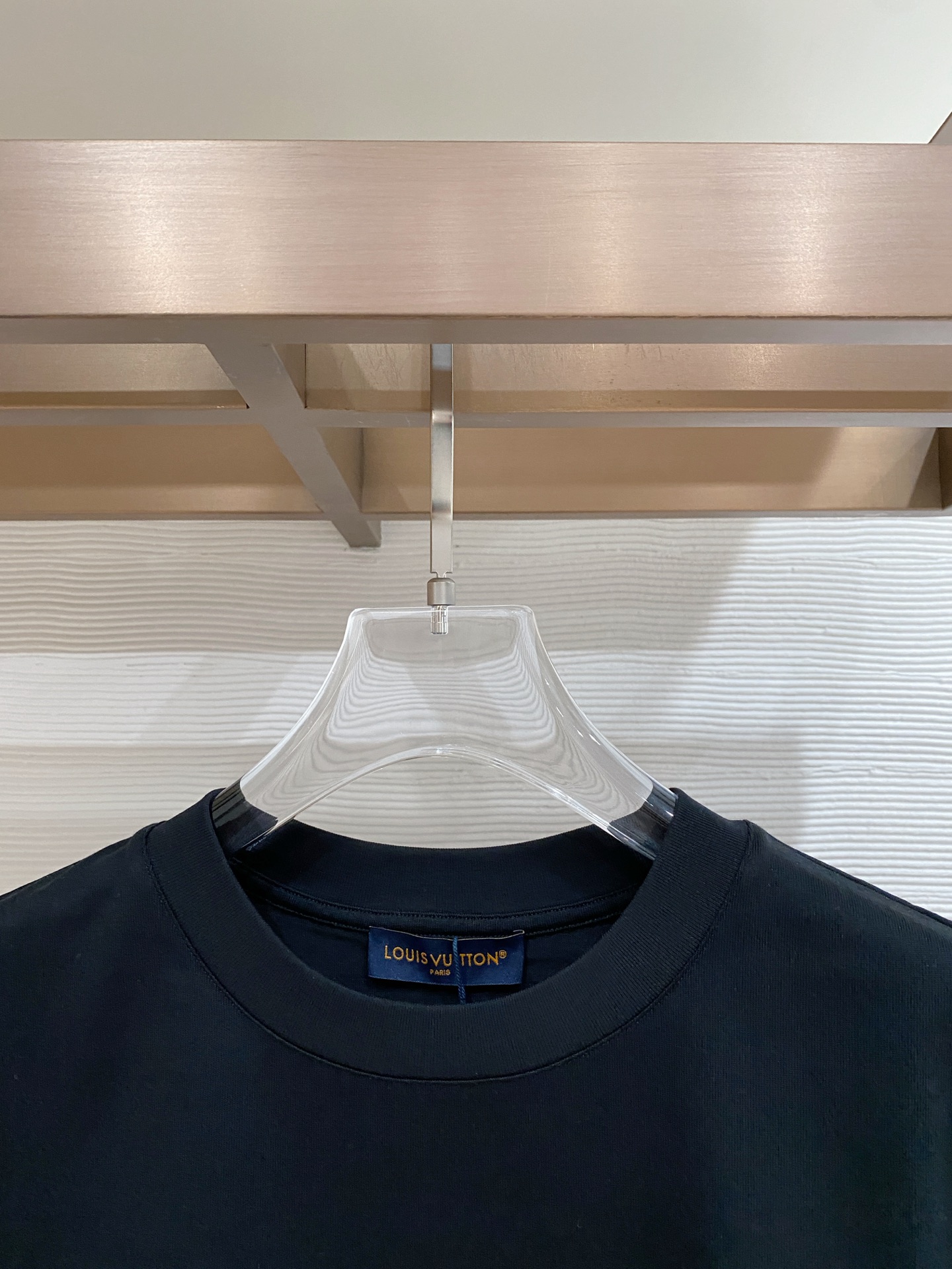 LV 2026ss 春夏新款首发专柜最新款短袖圆领T恤 高端订制 设计前卫时尚！品牌logo重工艺设计 