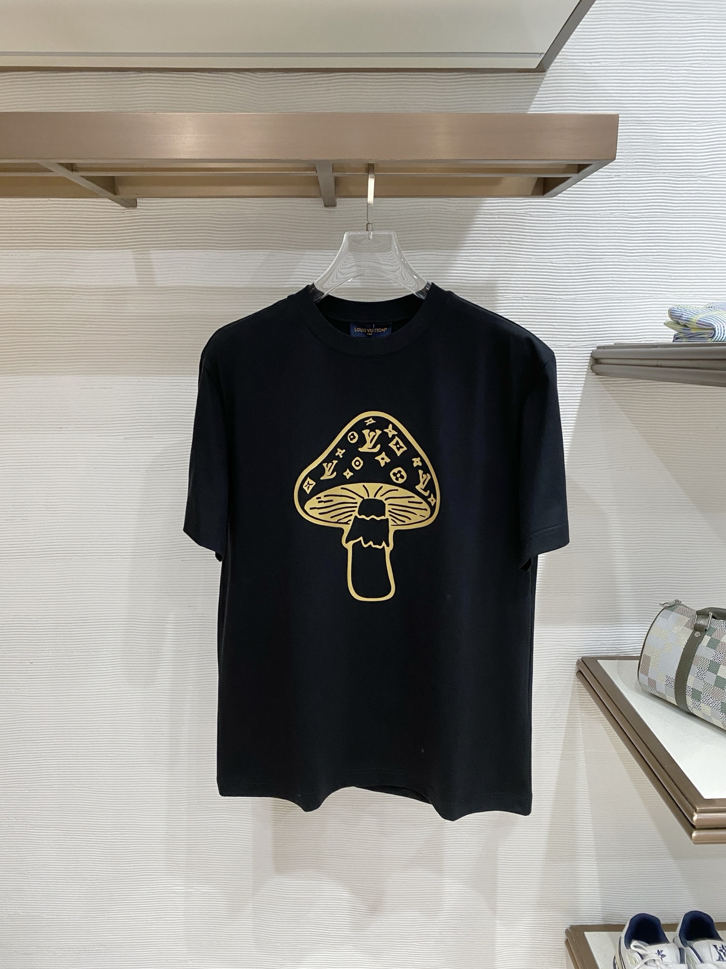 LV 2026ss 春夏新款首发专柜最新款短袖圆领T恤 高端订制 设计前卫时尚！品牌logo重工艺设计 