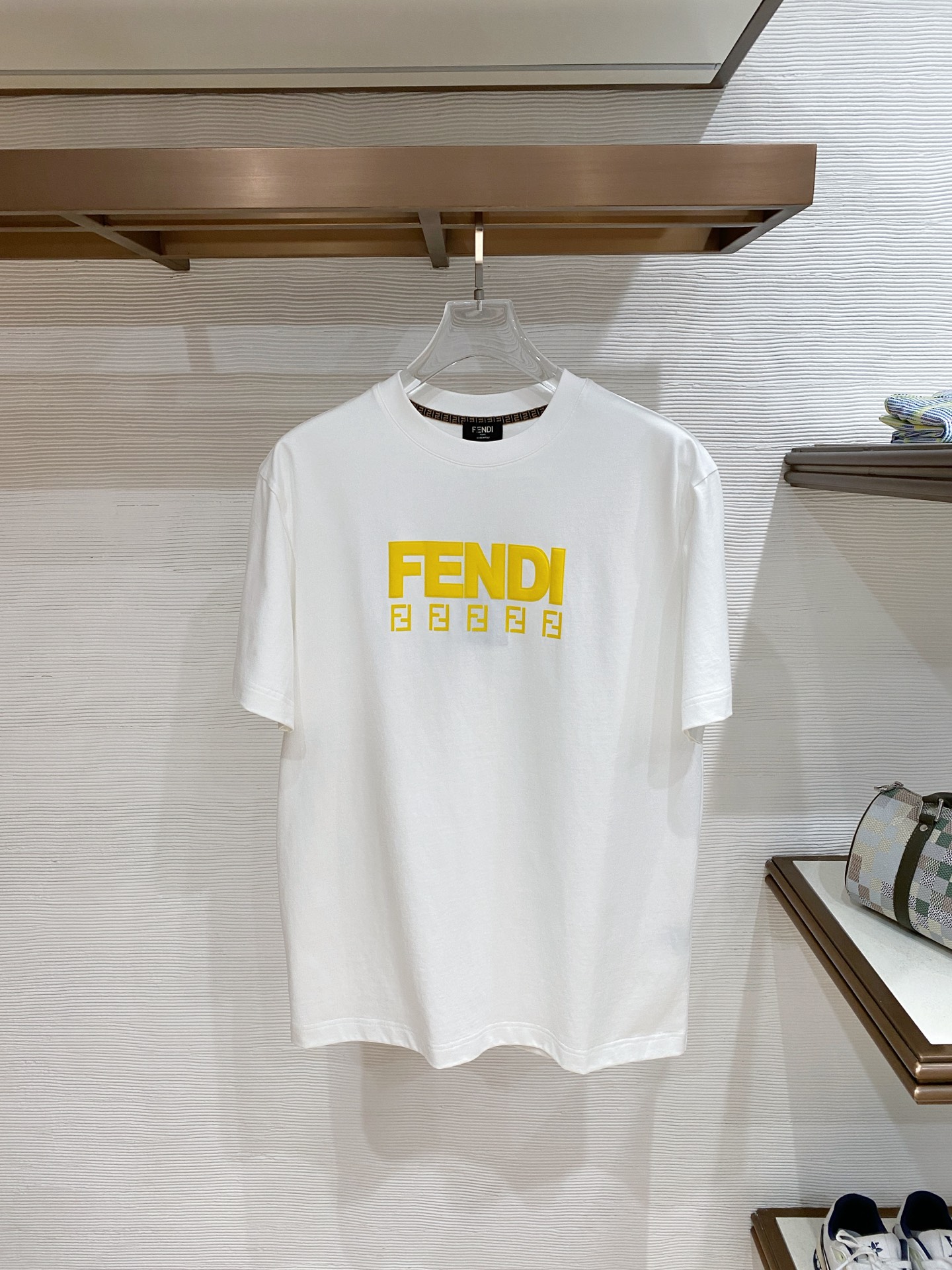 NO:758156,Fendi Fendi 2026ss new spring and summer new debut counter latest short-sleeved round neck T-shirt high-end custom design avant-garde fashion!  The brand logo is designed with heavy craftsmanship. High-end customized pure cotton fabric. Soft to the touch. Comfortable to wear. Exquisite stitching at the counter level. Fine workmanship. The upper body effect is incomparably handsome!  A must-have item for a stylish man!  Color Black White Size S-XXL,,fendi,fendi,T-shirt,tees,t-shirt,19860909Fendi 芬迪 2026ss 春夏新款首发专柜最新款短袖圆领T恤 高端订制 设计前卫时尚！品牌logo重工艺设计 高端定制纯棉面料.手感柔软.穿着舒适.专柜级别精致车线.做工精细.上身效果无敌帅气！型男必备单品！ 颜色黑色 白色 码数S-XXL,,fendi,fendi,T-shirt,tees，t-shirt,,Men's clothing