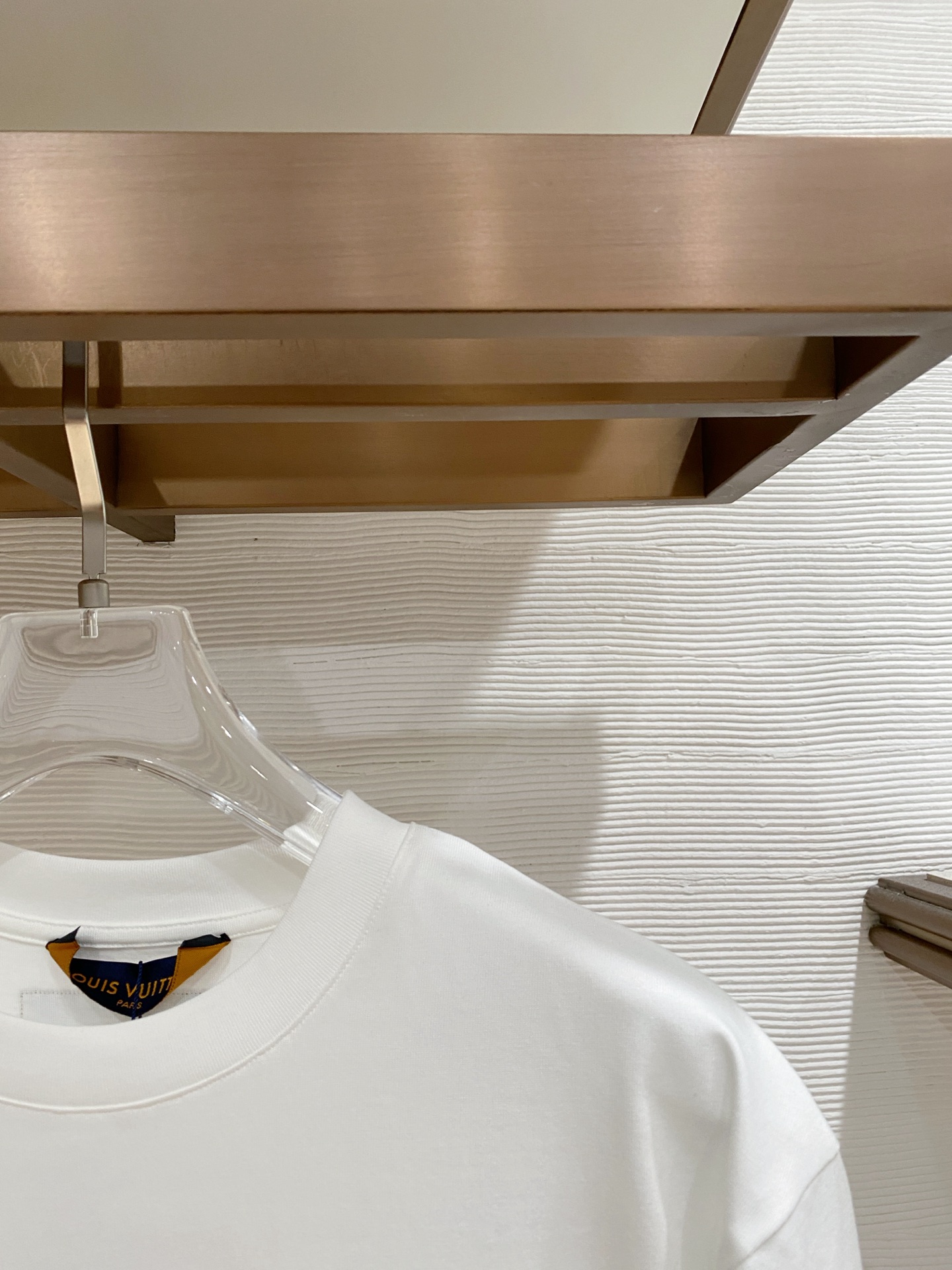 LV 2026ss 春夏新款首发专柜最新款短袖圆领T恤 高端订制 设计前卫时尚！品牌logo重工艺设计 