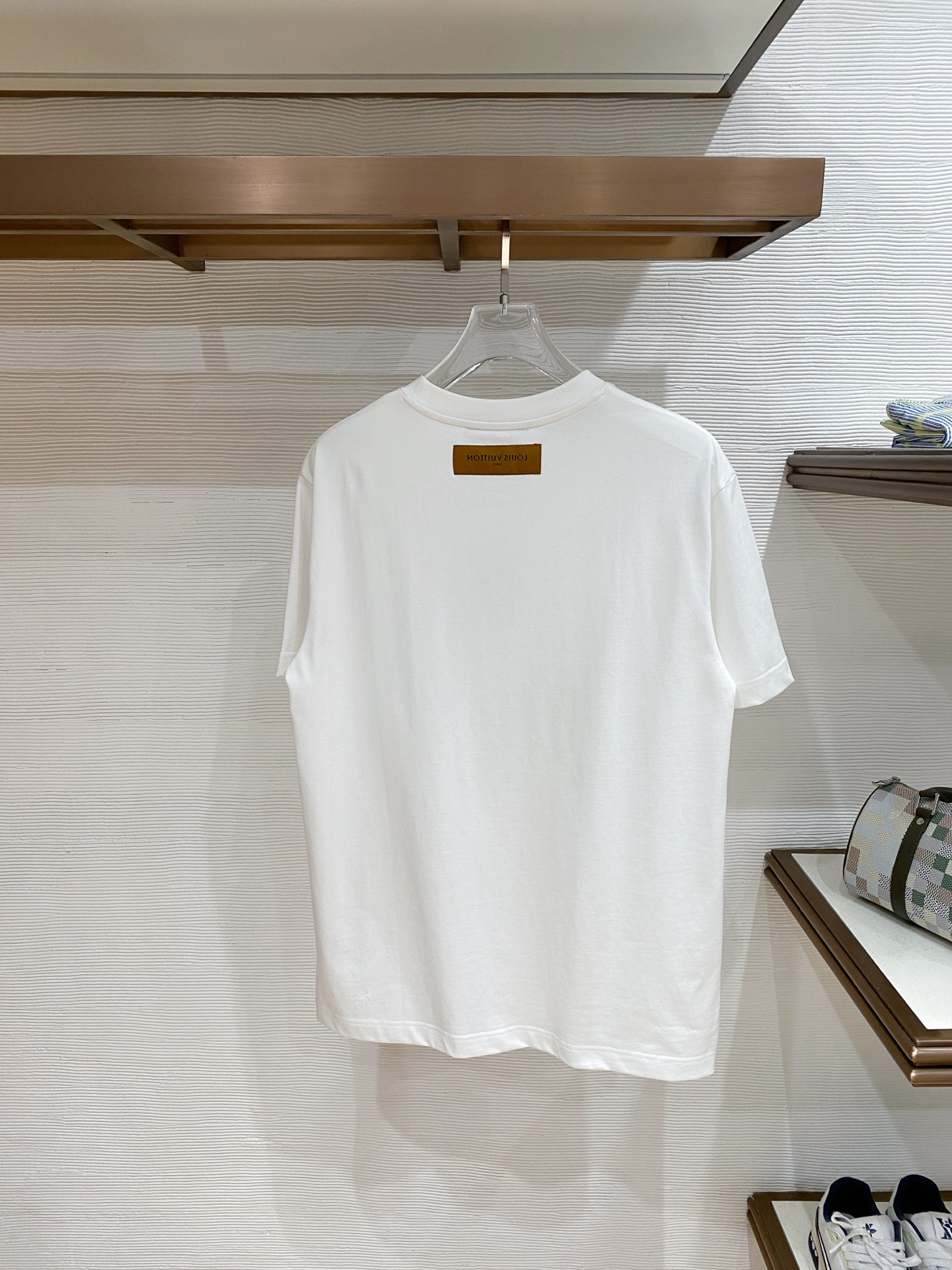 LV 2026ss 春夏新款首发专柜最新款短袖圆领T恤 高端订制 设计前卫时尚！品牌logo重工艺设计 