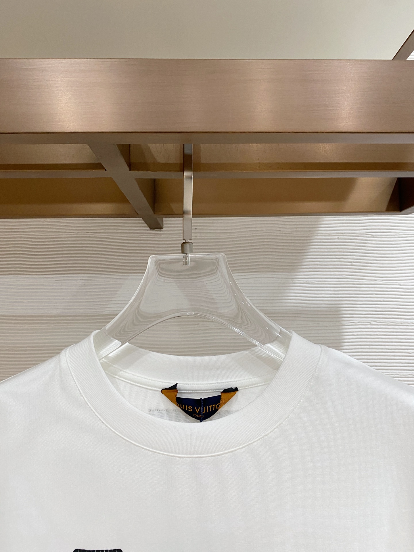 LV 2026ss 春夏新款首发专柜最新款短袖圆领T恤 高端订制 设计前卫时尚！品牌logo重工艺设计 