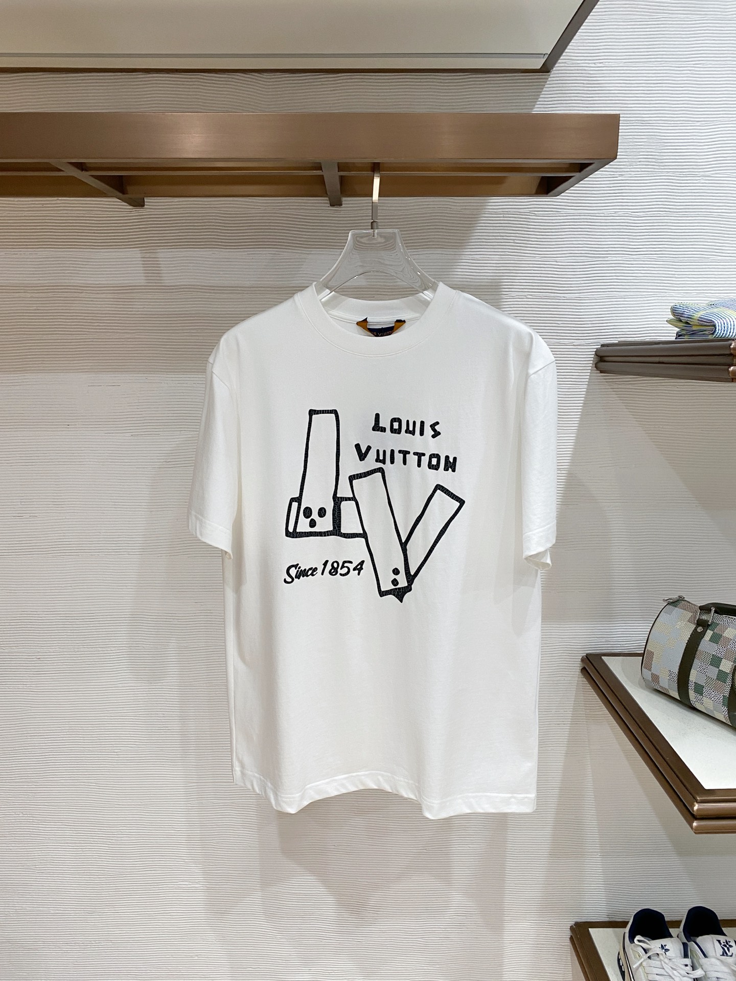 LV 2026ss 春夏新款首发专柜最新款短袖圆领T恤 高端订制 设计前卫时尚！品牌logo重工艺设计 