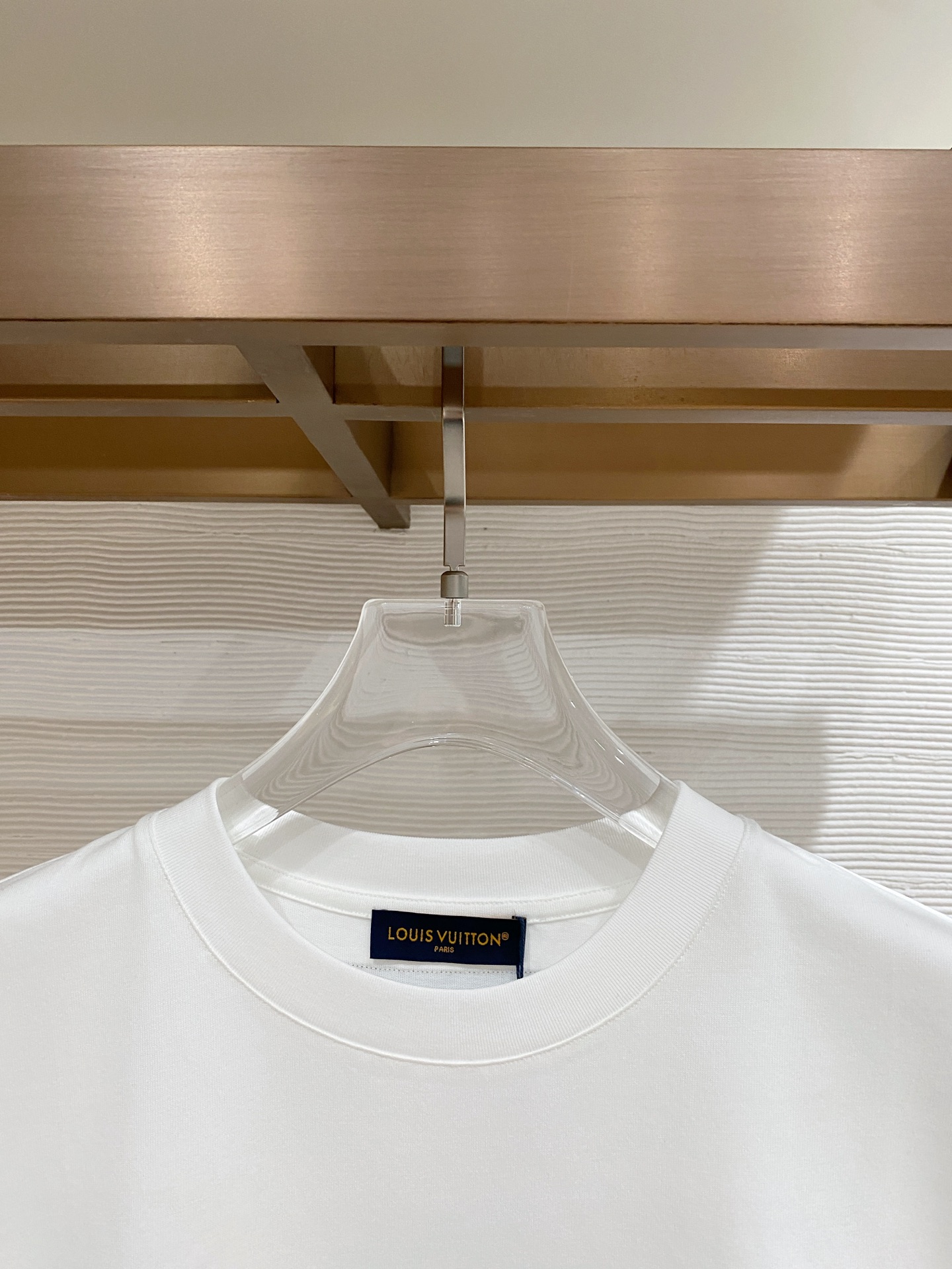 LV 2026ss 春夏新款首发专柜最新款短袖圆领T恤 高端订制 设计前卫时尚！品牌logo重工艺设计 