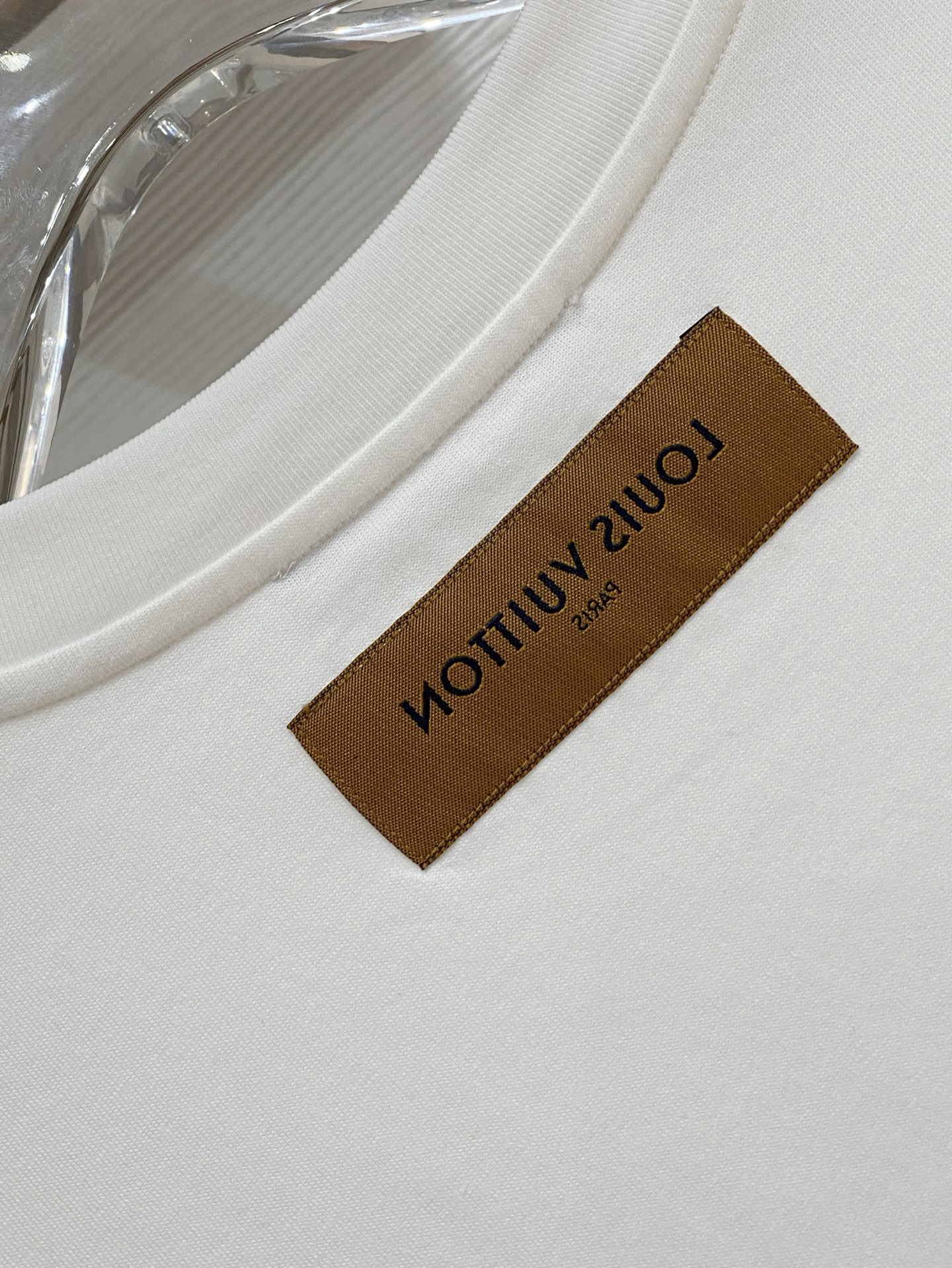 LV 2026ss 春夏新款首发专柜最新款短袖圆领T恤 高端订制 设计前卫时尚！品牌logo重工艺设计 