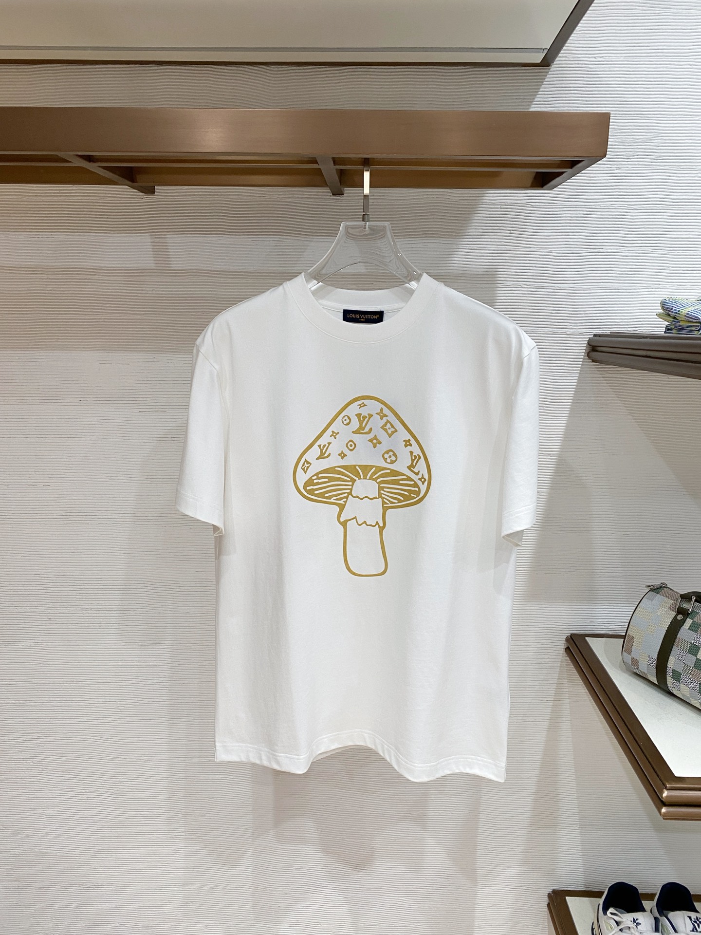 LV 2026ss 春夏新款首发专柜最新款短袖圆领T恤 高端订制 设计前卫时尚！品牌logo重工艺设计 