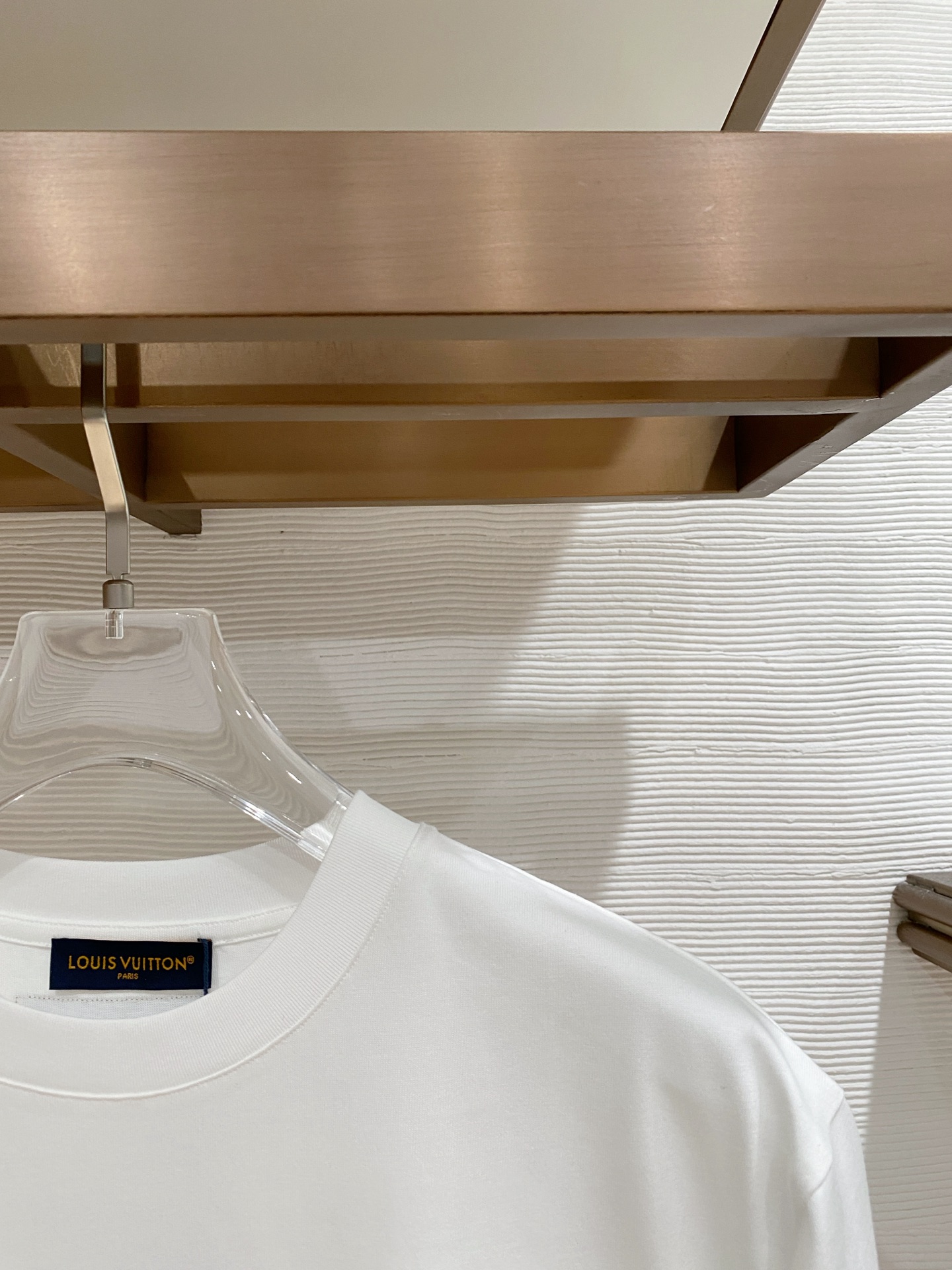 LV 2026ss 春夏新款首发专柜最新款短袖圆领T恤 高端订制 设计前卫时尚！品牌logo重工艺设计 