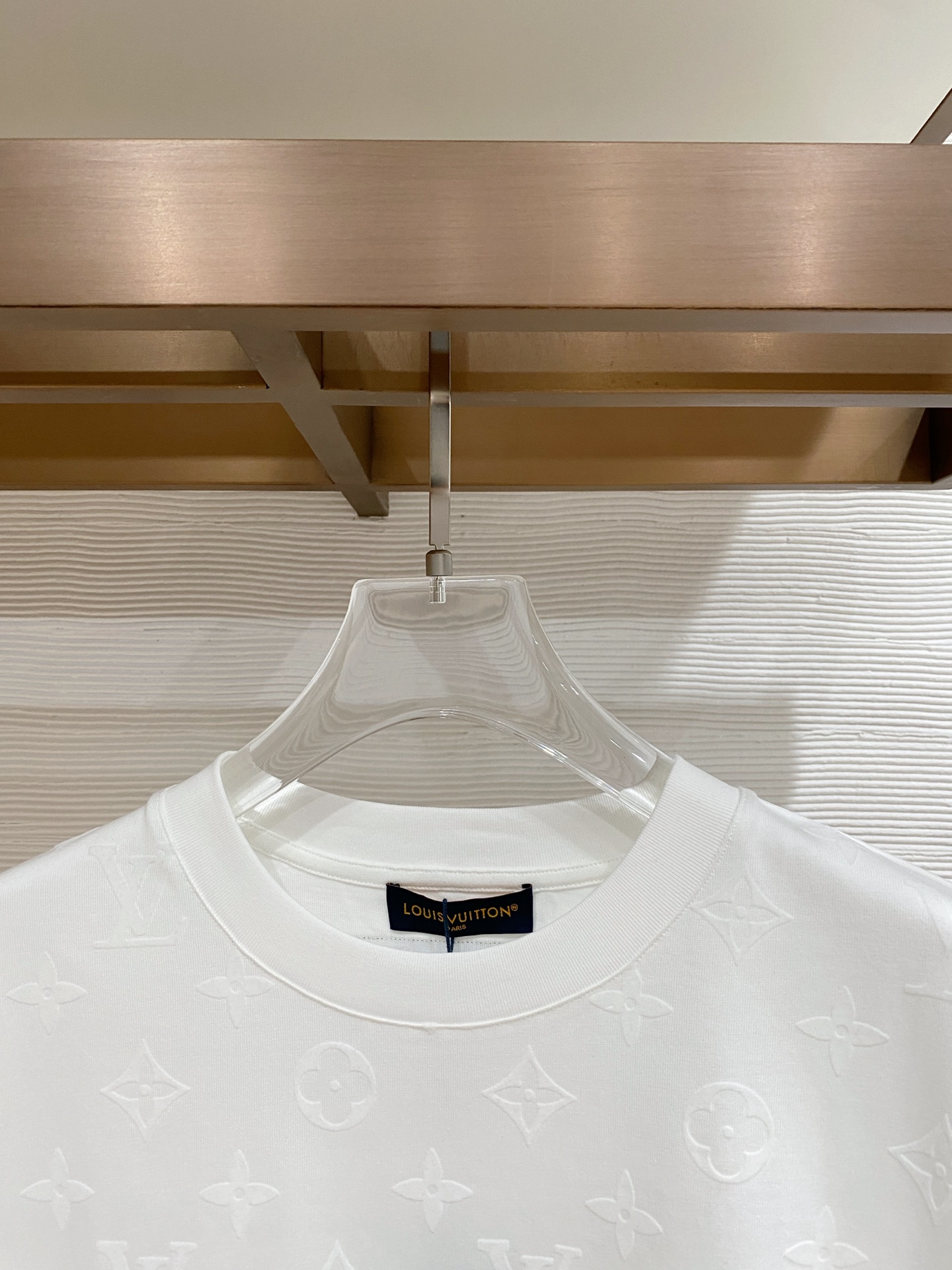 LV 2026ss 春夏新款首发专柜最新款短袖圆领T恤 高端订制 设计前卫时尚！品牌logo重工艺设计 