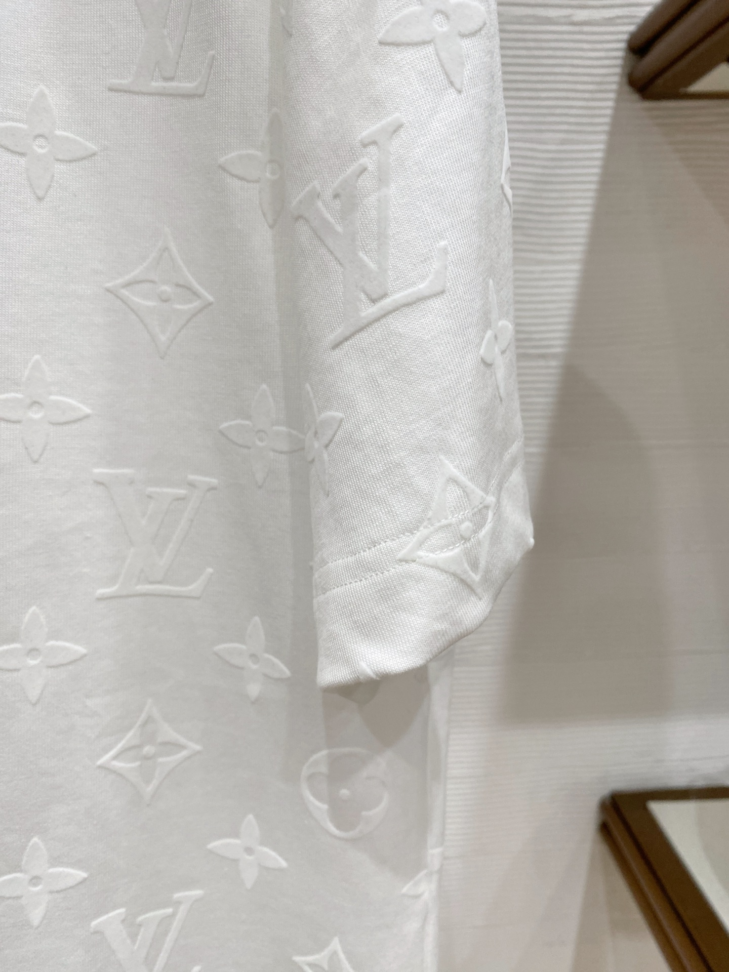 LV 2026ss 春夏新款首发专柜最新款短袖圆领T恤 高端订制 设计前卫时尚！品牌logo重工艺设计 