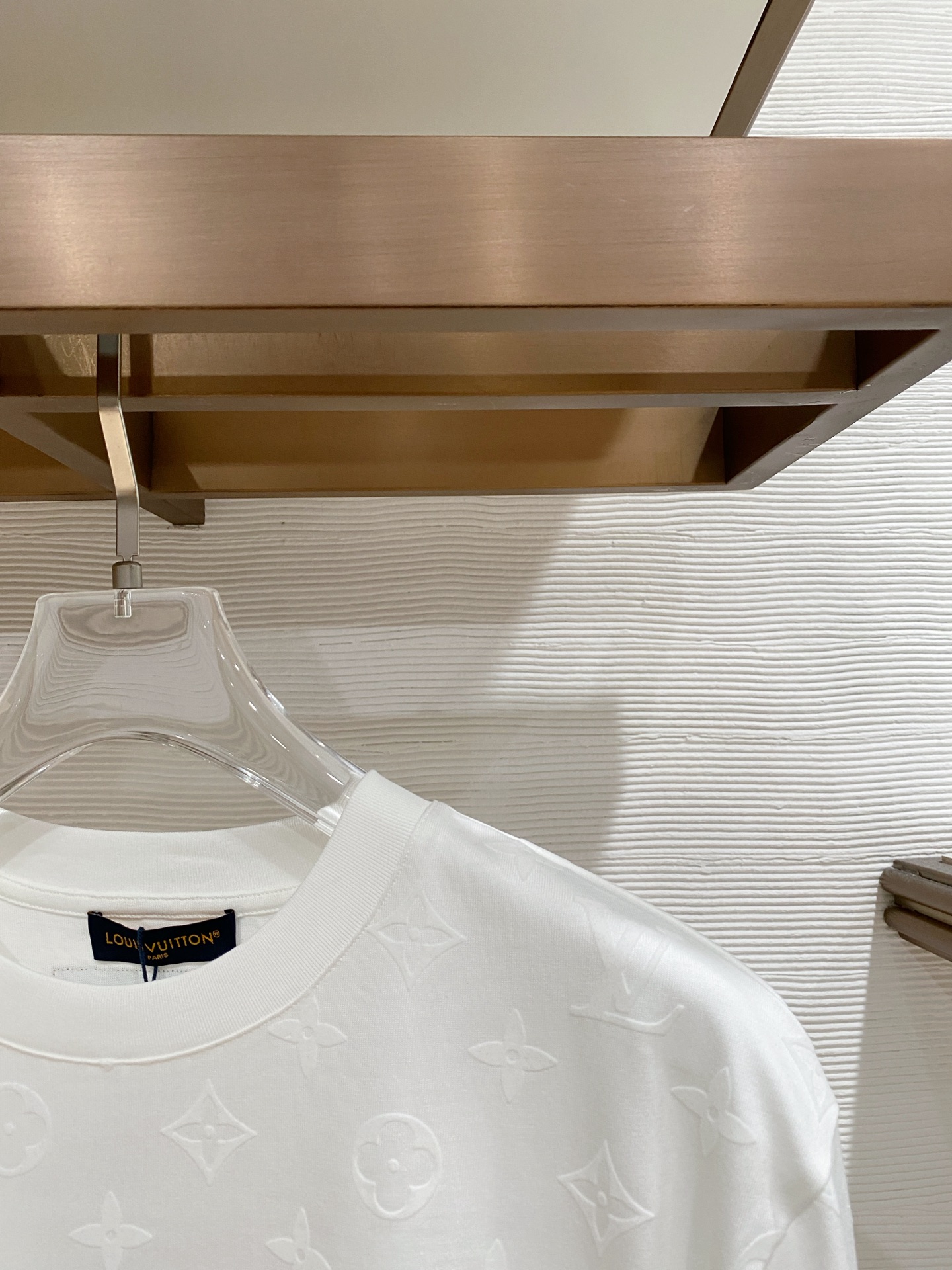 LV 2026ss 春夏新款首发专柜最新款短袖圆领T恤 高端订制 设计前卫时尚！品牌logo重工艺设计 