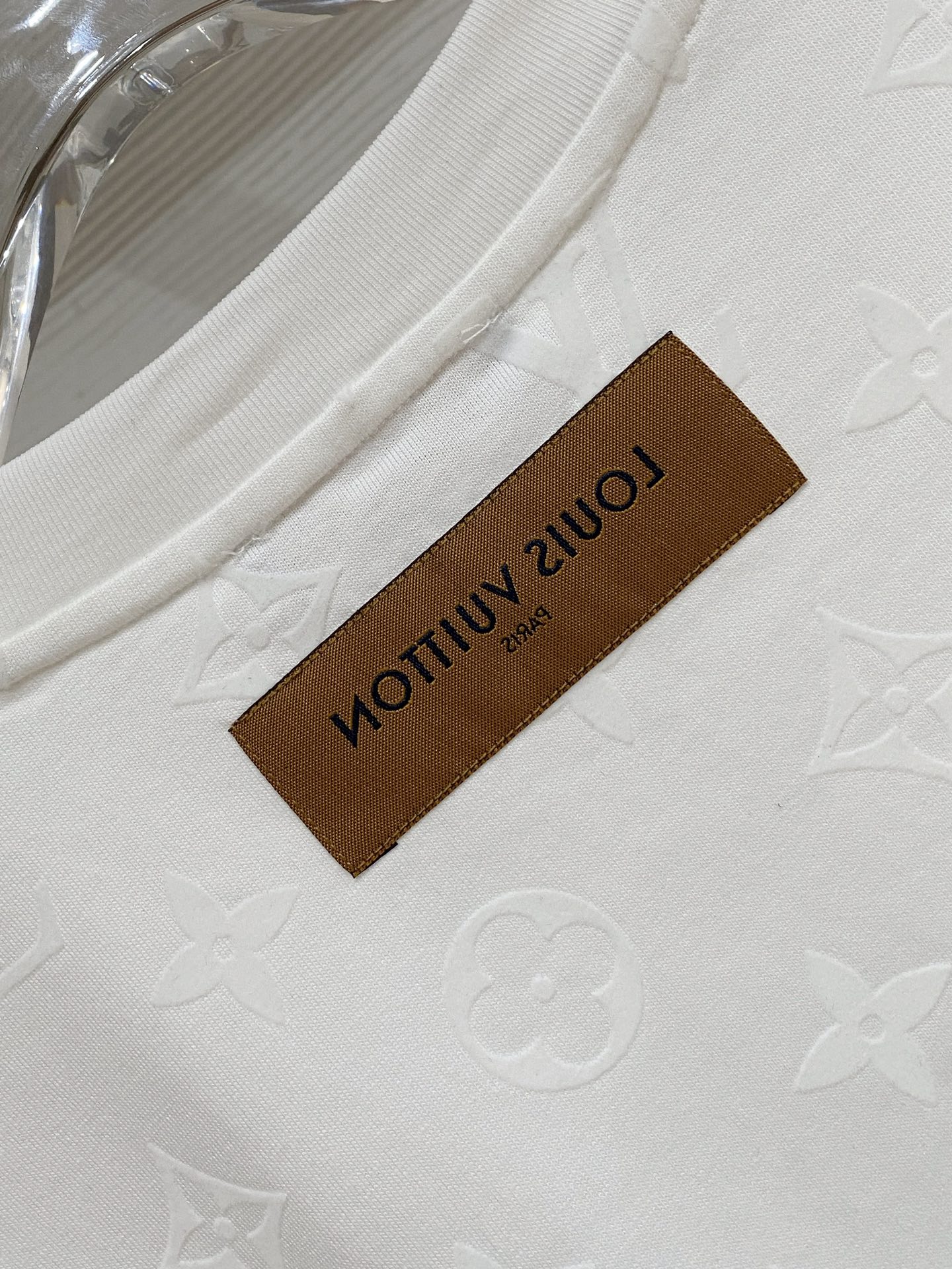 LV 2026ss 春夏新款首发专柜最新款短袖圆领T恤 高端订制 设计前卫时尚！品牌logo重工艺设计 