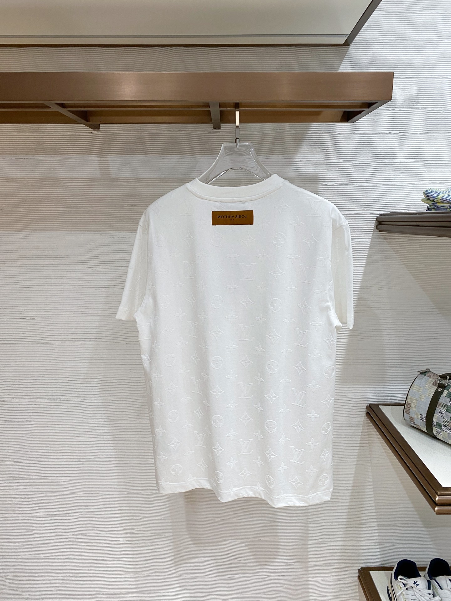LV 2026ss 春夏新款首发专柜最新款短袖圆领T恤 高端订制 设计前卫时尚！品牌logo重工艺设计 