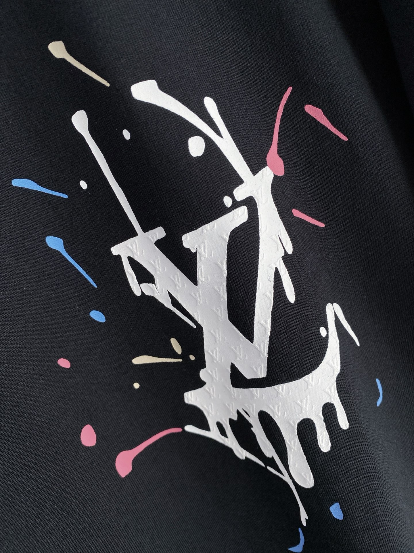 LV 2026ss 春夏新款首发专柜最新款短袖圆领T恤 高端订制 设计前卫时尚！品牌logo重工艺设计 