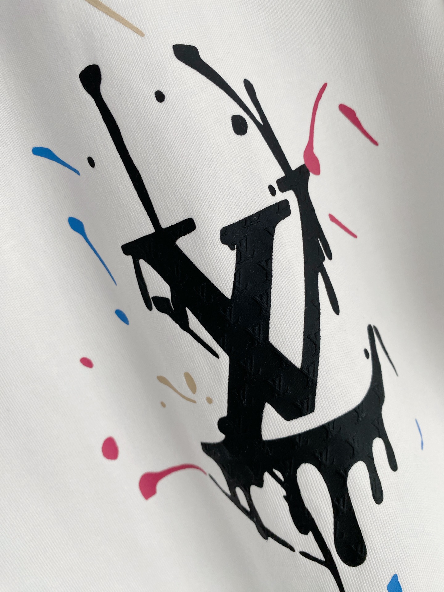 LV 2026ss 春夏新款首发专柜最新款短袖圆领T恤 高端订制 设计前卫时尚！品牌logo重工艺设计 