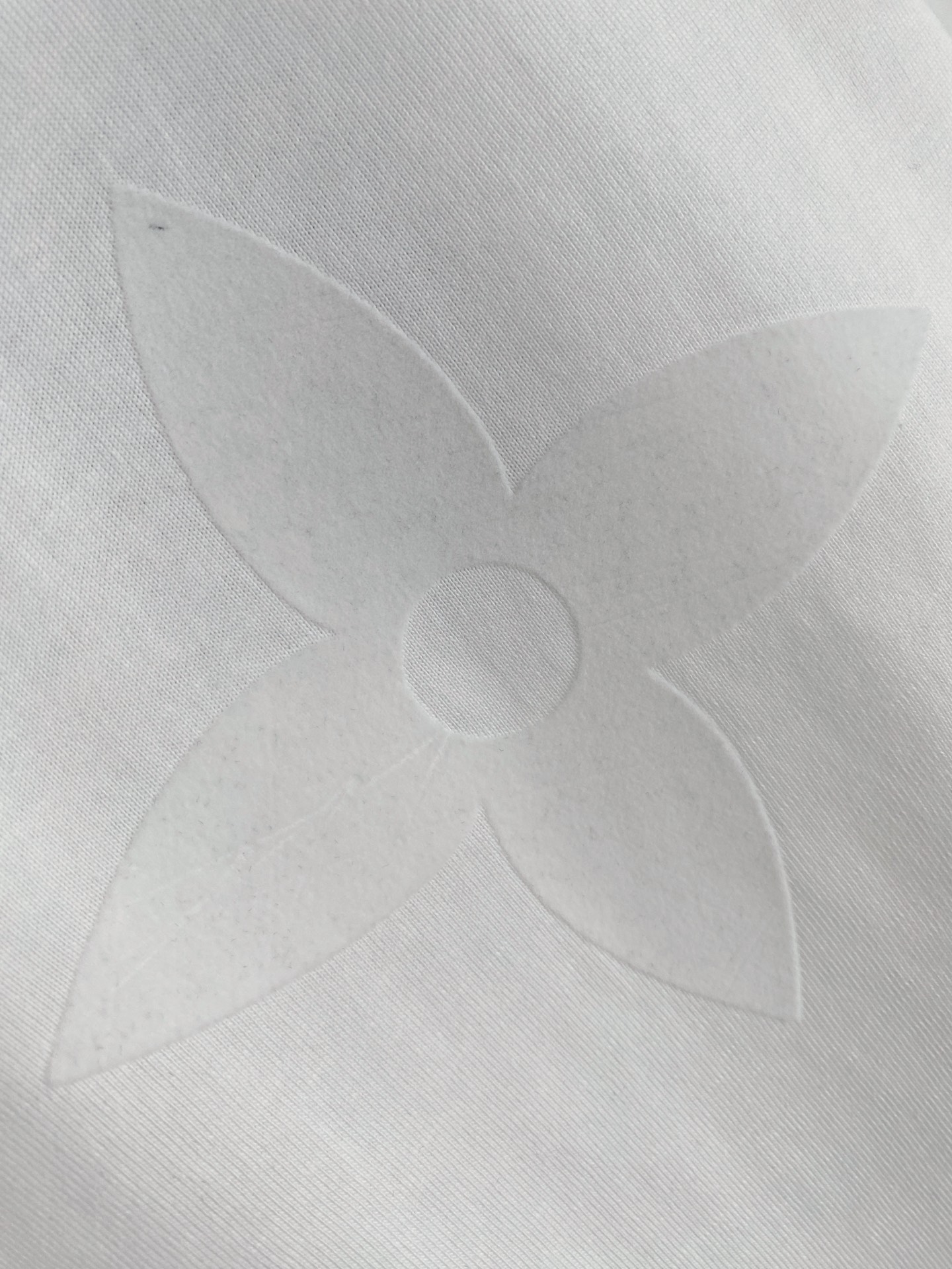 LV 2026ss 春夏新款首发专柜最新款短袖圆领T恤 高端订制 设计前卫时尚！品牌logo重工艺设计 