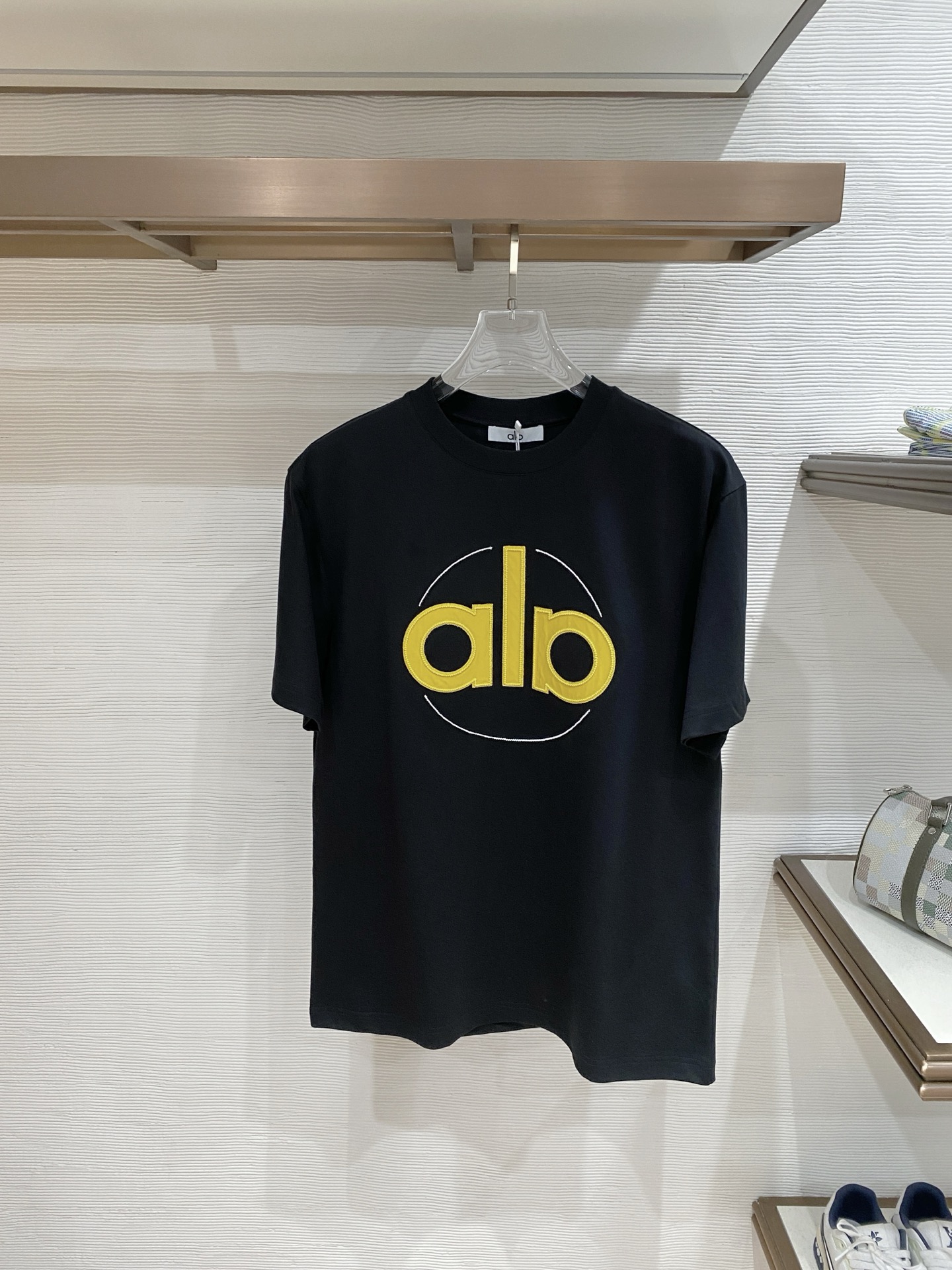 ALO 2026ss 春夏新款首发专柜最新款短袖圆领T恤 高端订制 设计前卫时尚！品牌logo重工艺设计