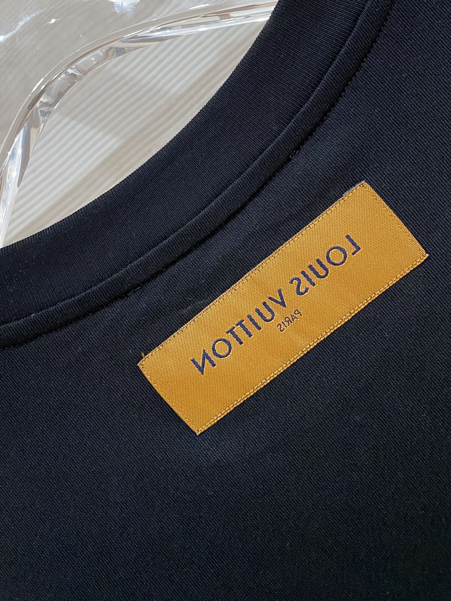 LV 2026ss 春夏新款首发专柜最新款短袖圆领T恤 高端订制 设计前卫时尚！品牌logo重工艺设计 