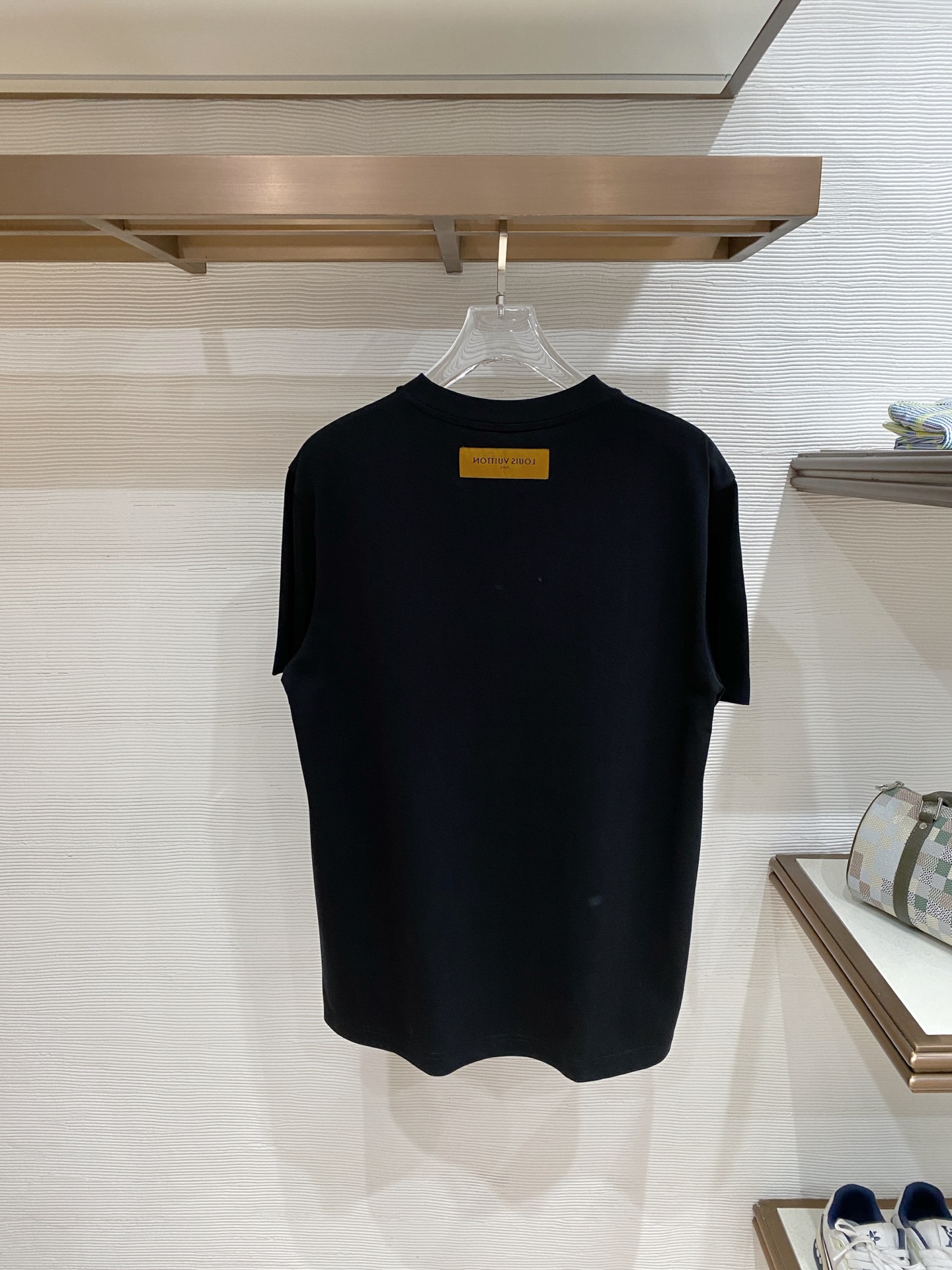 LV 2026ss 春夏新款首发专柜最新款短袖圆领T恤 高端订制 设计前卫时尚！品牌logo重工艺设计 