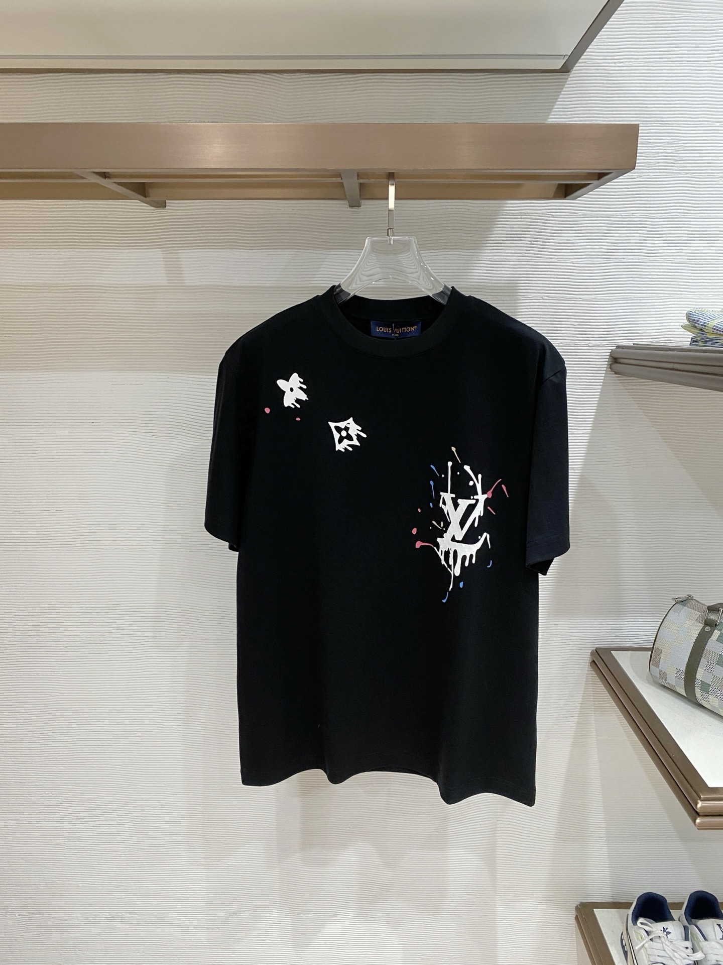 LV 2026ss 春夏新款首发专柜最新款短袖圆领T恤 高端订制 设计前卫时尚！品牌logo重工艺设计 