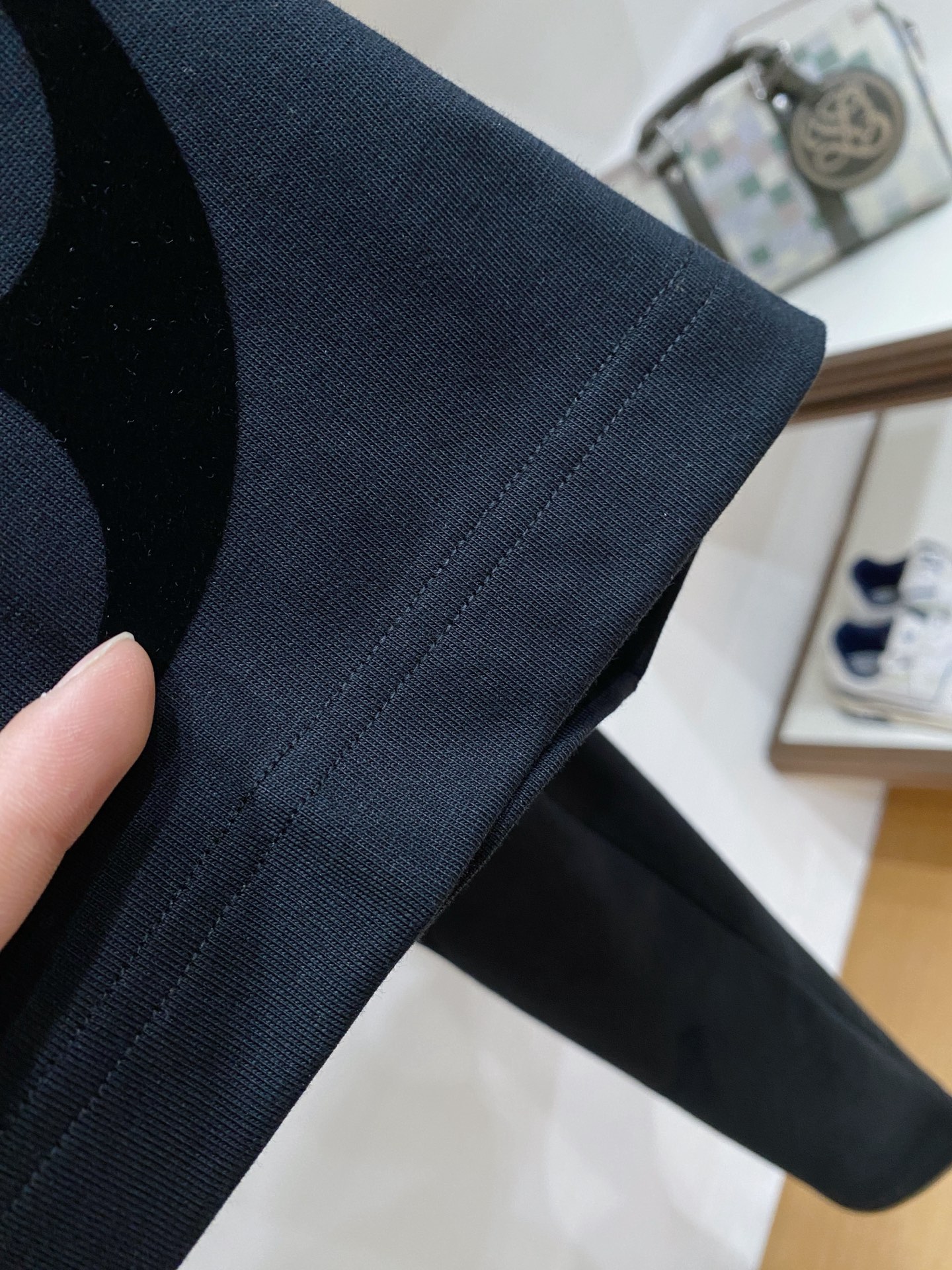 LV 2026ss 春夏新款首发专柜最新款短袖圆领T恤 高端订制 设计前卫时尚！品牌logo重工艺设计 