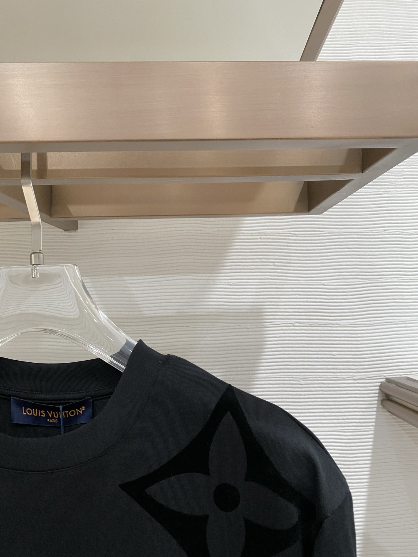 LV 2026ss 春夏新款首发专柜最新款短袖圆领T恤 高端订制 设计前卫时尚！品牌logo重工艺设计 