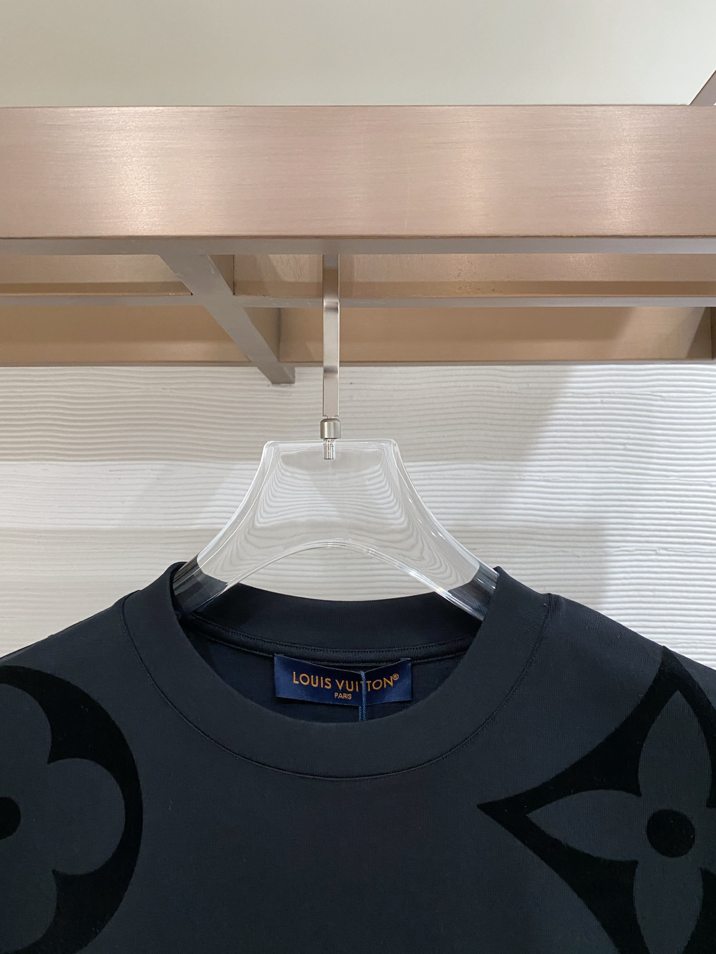 LV 2026ss 春夏新款首发专柜最新款短袖圆领T恤 高端订制 设计前卫时尚！品牌logo重工艺设计 