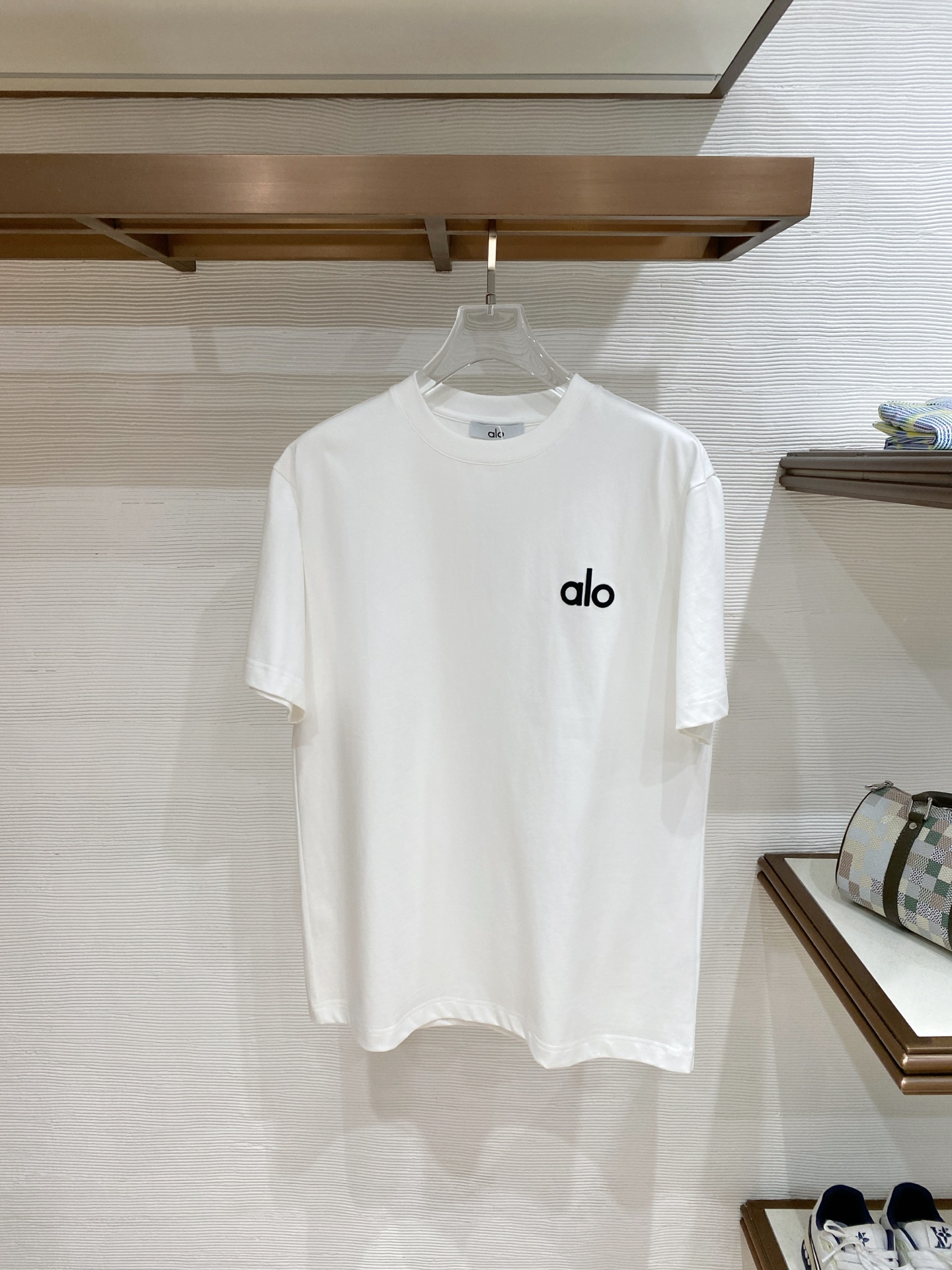 ALO 2026ss 春夏新款首发专柜最新款短袖圆领T恤 高端订制 设计前卫时尚！品牌logo重工艺设计