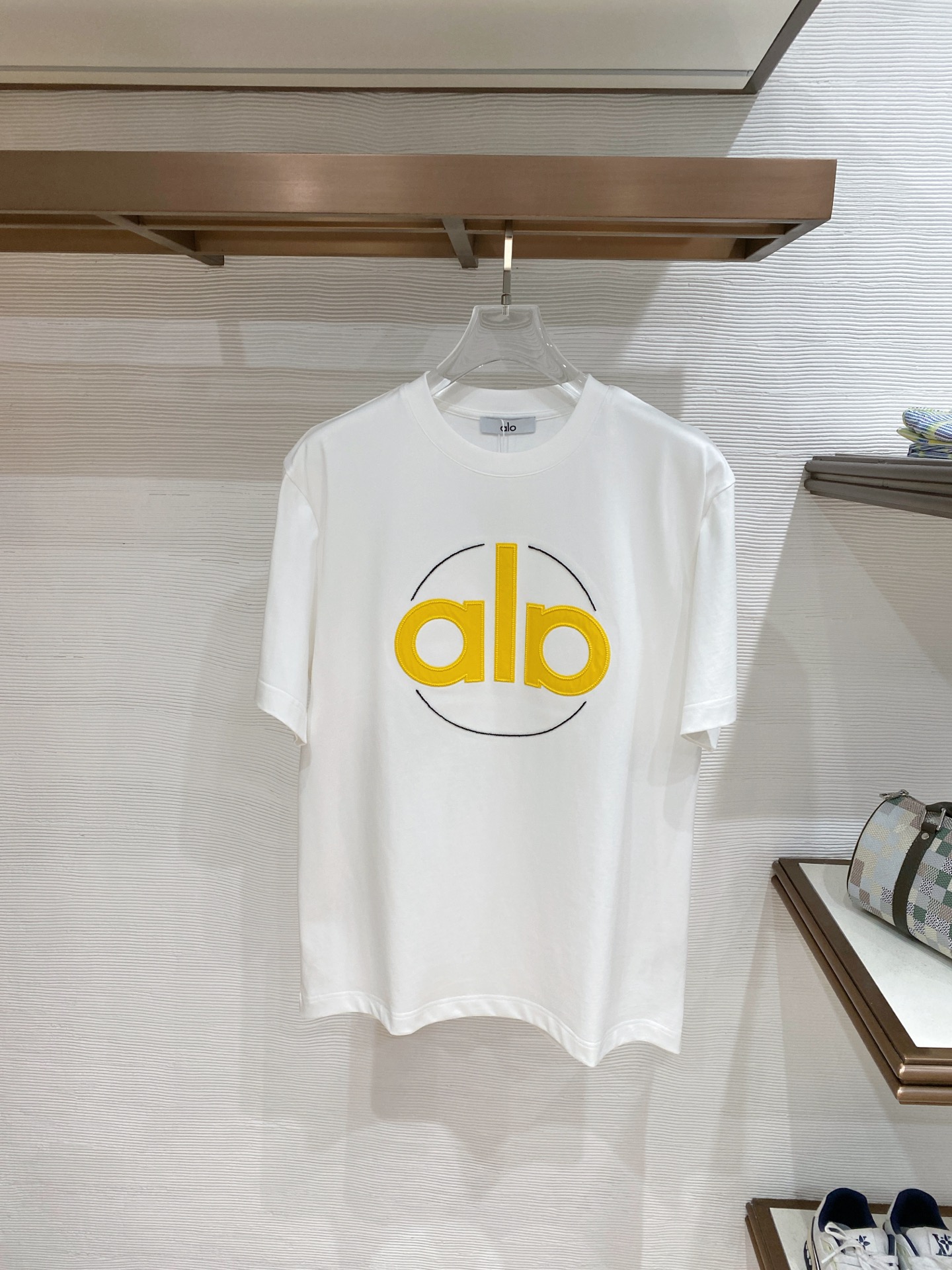 ALO 2026ss 春夏新款首发专柜最新款短袖圆领T恤 高端订制 设计前卫时尚！品牌logo重工艺设计