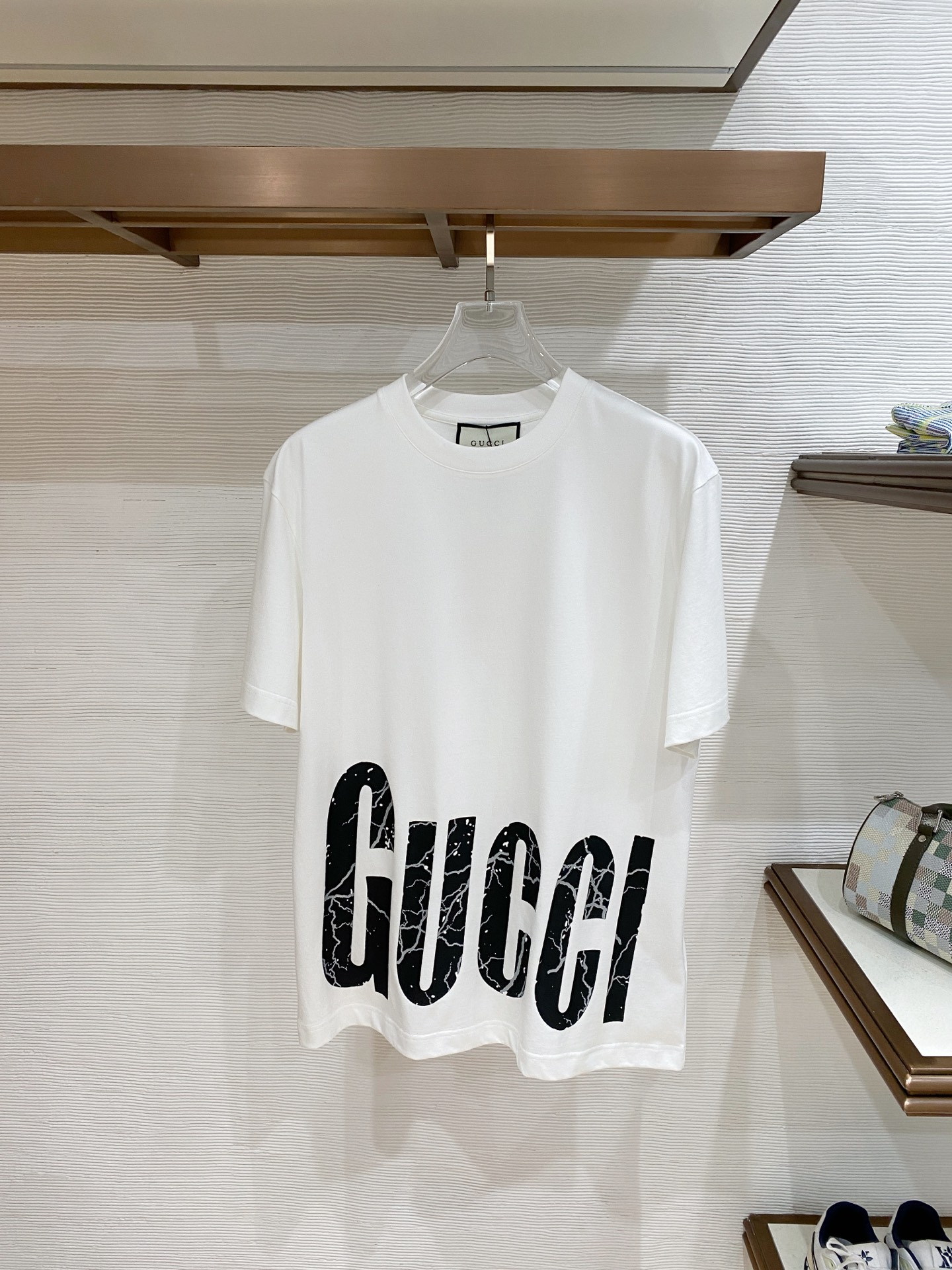 NO:758141,Gucci Gucci 2026ss new spring and summer new debut counter latest short-sleeved round neck T-shirt high-end custom design avant-garde fashion!  The brand logo is designed with heavy craftsmanship. High-end customized pure cotton fabric. Soft to the touch. Comfortable to wear. Exquisite stitching at the counter level. Fine workmanship. The upper body effect is incomparably handsome!  A must-have item for a stylish man!  Color Black White Size S-XXL,,gucci,T-shirt,tees,t-shirt,19860909Gucci 古奇 2026ss 春夏新款首发专柜最新款短袖圆领T恤 高端订制 设计前卫时尚！品牌logo重工艺设计 高端定制纯棉面料.手感柔软.穿着舒适.专柜级别精致车线.做工精细.上身效果无敌帅气！型男必备单品！ 颜色黑色 白色 码数S-XXL,,gucci,T-shirt,tees，t-shirt,,Men's clothing