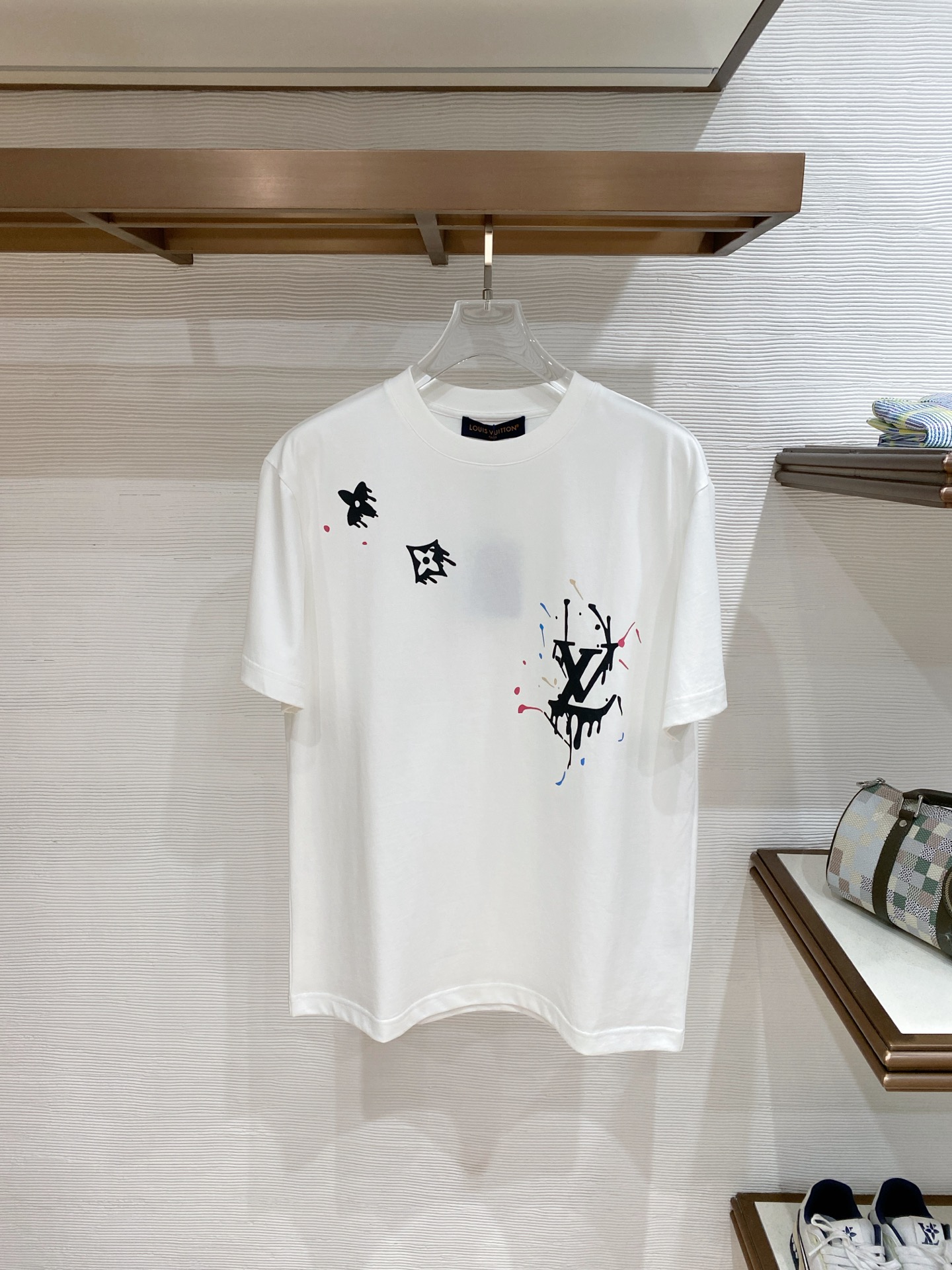 LV 2026ss 春夏新款首发专柜最新款短袖圆领T恤 高端订制 设计前卫时尚！品牌logo重工艺设计 