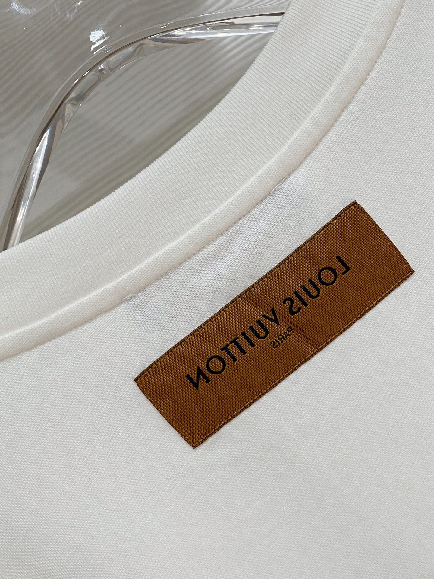 LV 2026ss 春夏新款首发专柜最新款短袖圆领T恤 高端订制 设计前卫时尚！品牌logo重工艺设计 