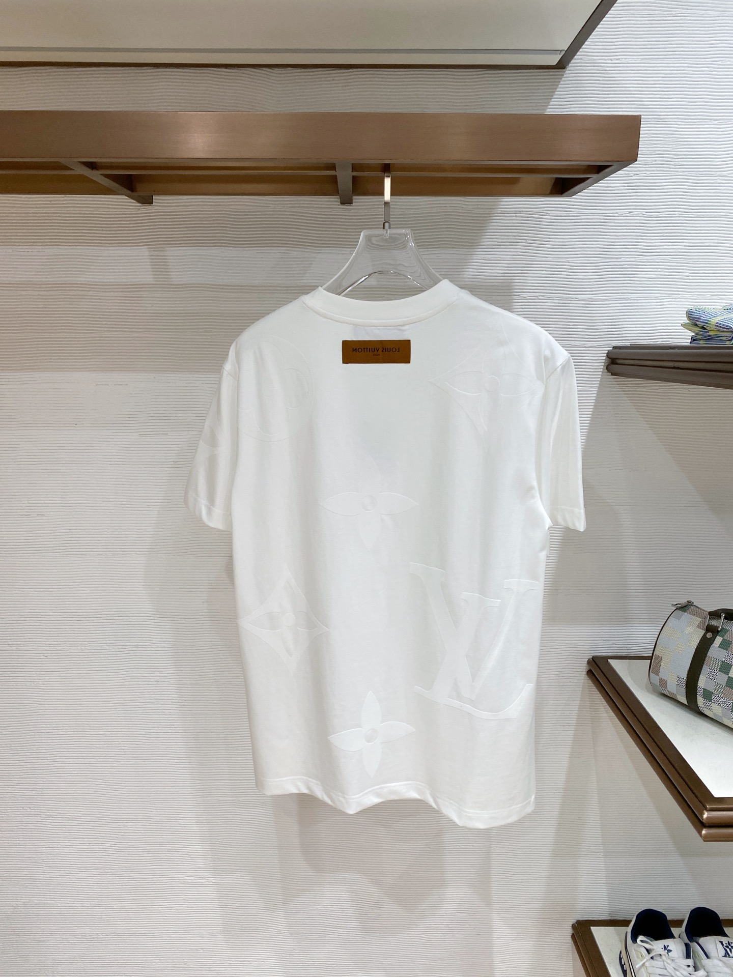 LV 2026ss 春夏新款首发专柜最新款短袖圆领T恤 高端订制 设计前卫时尚！品牌logo重工艺设计 