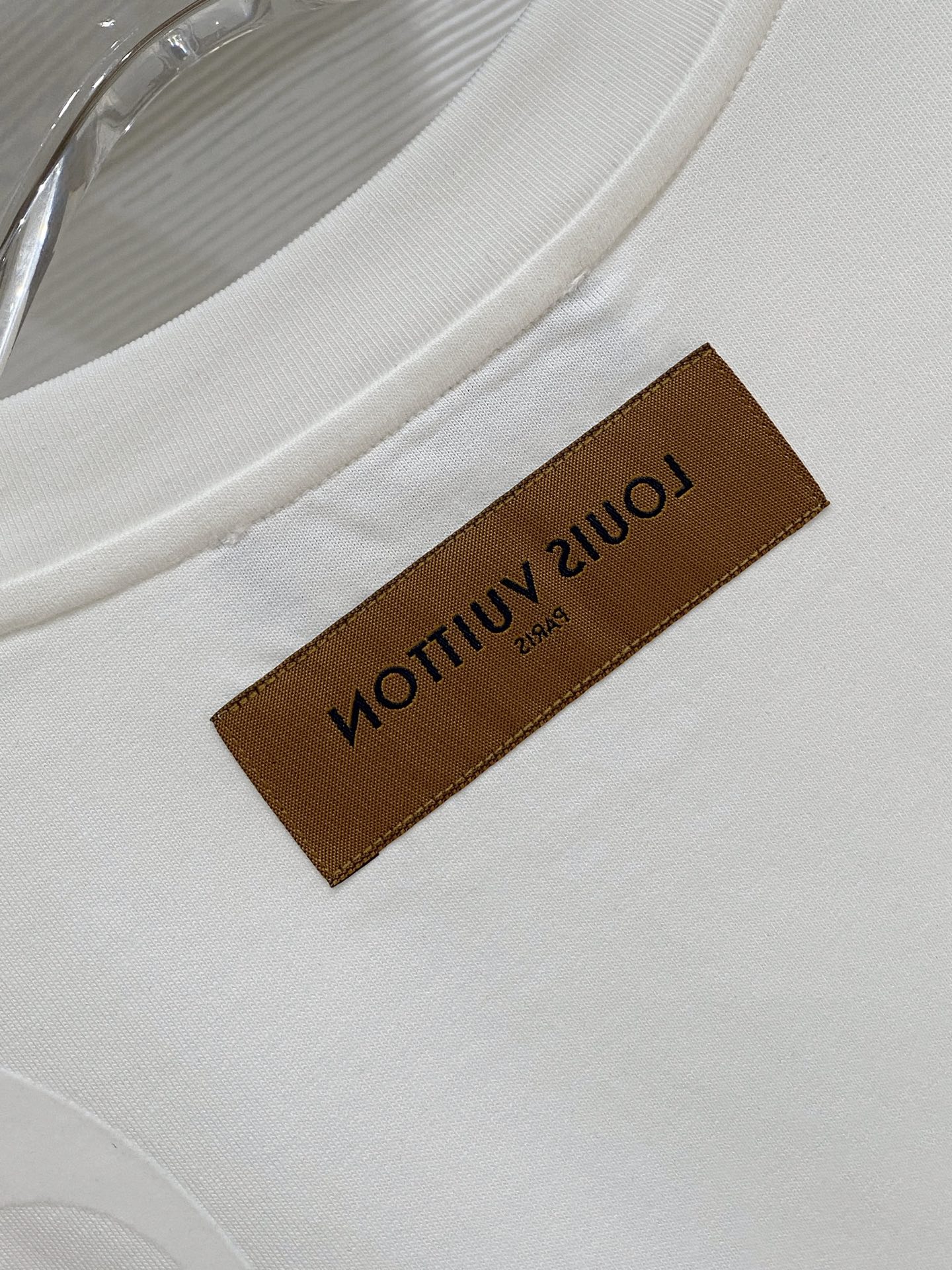 LV 2026ss 春夏新款首发专柜最新款短袖圆领T恤 高端订制 设计前卫时尚！品牌logo重工艺设计 