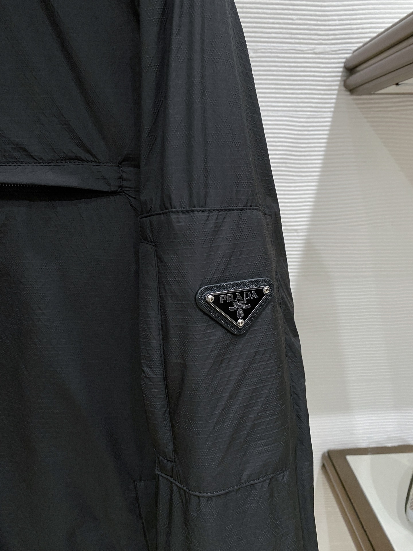 普拉达26男士连帽夹克外套 系列‼️‼️桑蚕丝醋酸面料，高端定制经典的英式传承依旧时尚韵味浓郁.独具一格