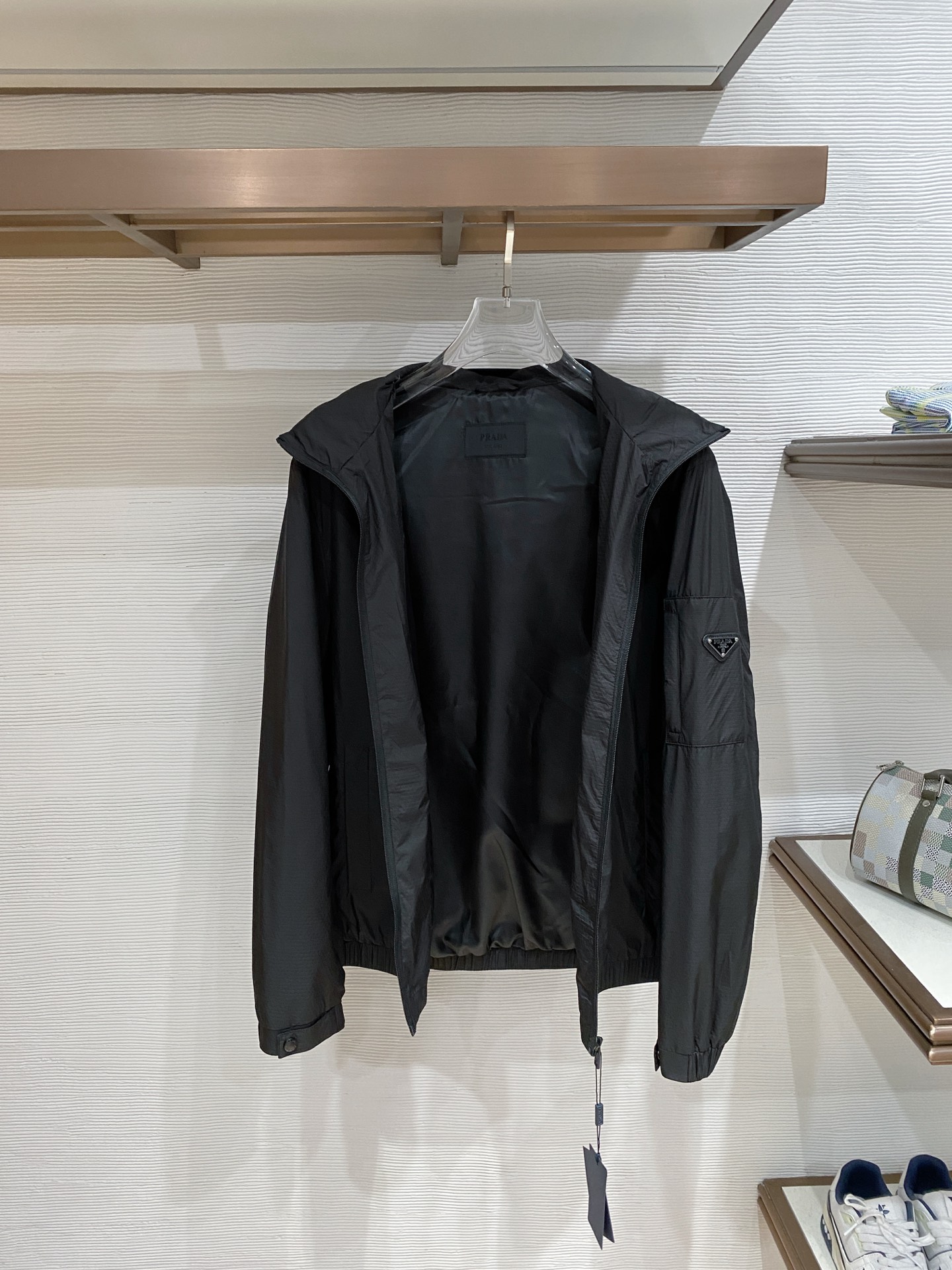 普拉达26男士连帽夹克外套 系列‼️‼️桑蚕丝醋酸面料，高端定制经典的英式传承依旧时尚韵味浓郁.独具一格