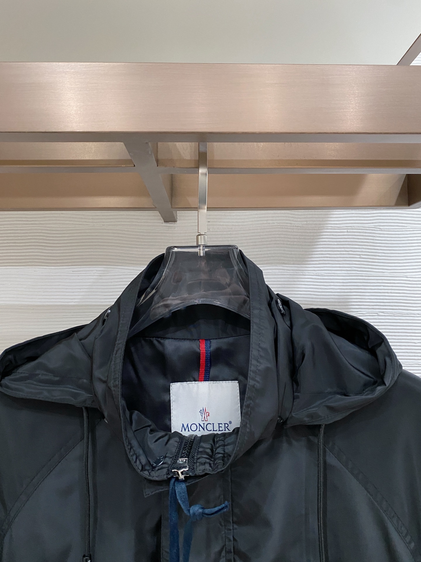 蒙口26男士连帽夹克外套 系列‼️‼️桑蚕丝醋酸面料，高端定制经典的英式传承依旧时尚韵味浓郁.独具一格的