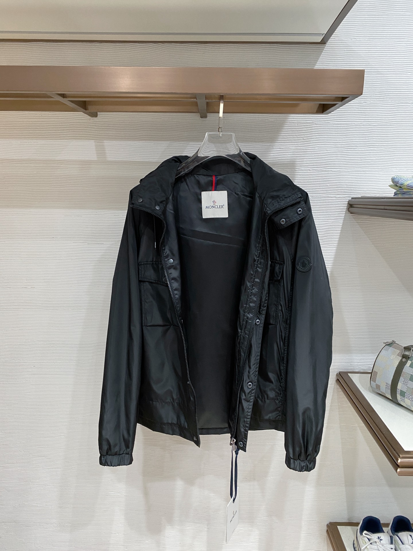 蒙口26男士连帽夹克外套 系列‼️‼️桑蚕丝醋酸面料，高端定制经典的英式传承依旧时尚韵味浓郁.独具一格的