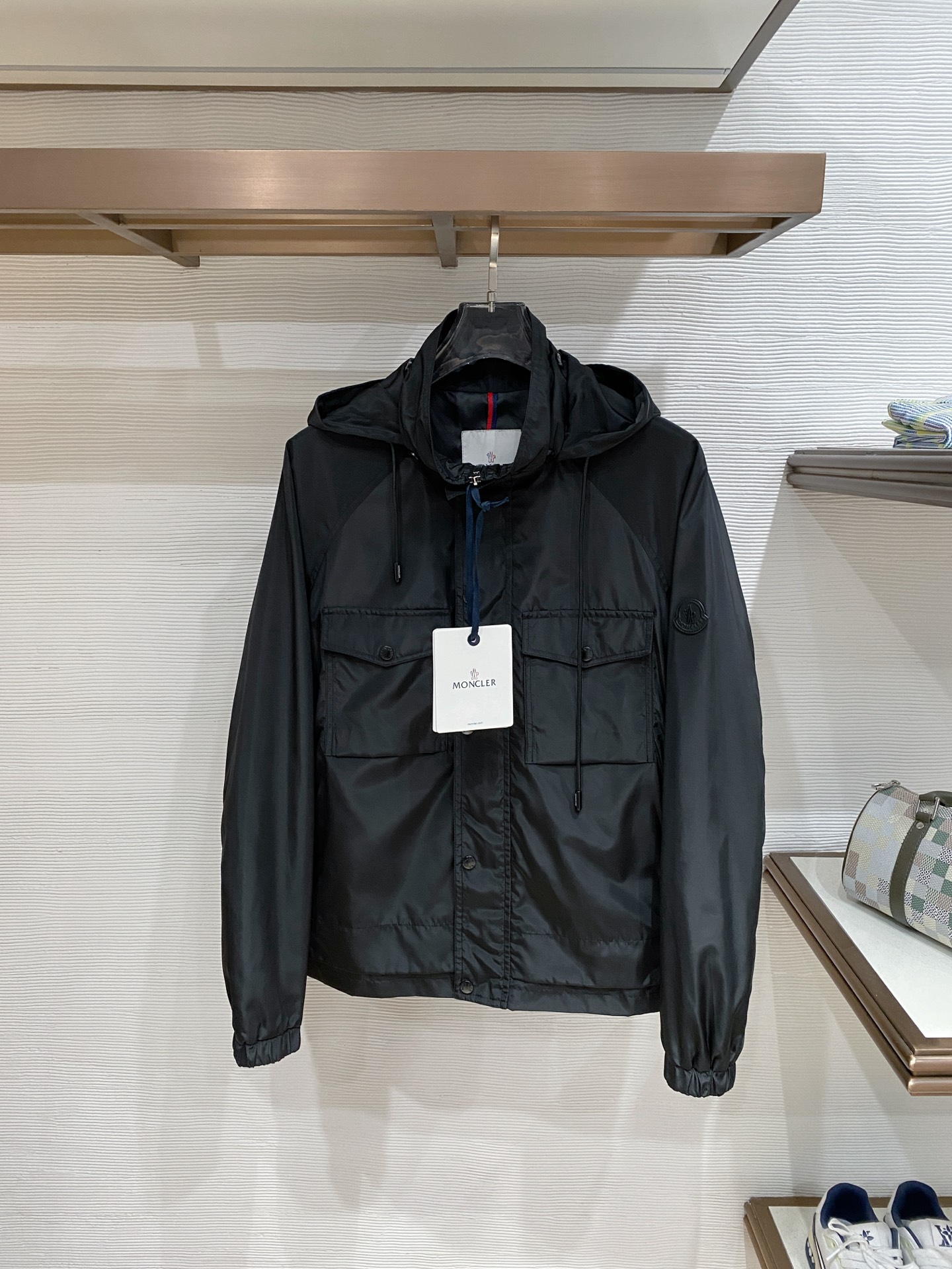 蒙口26男士连帽夹克外套 系列‼️‼️桑蚕丝醋酸面料，高端定制经典的英式传承依旧时尚韵味浓郁.独具一格的