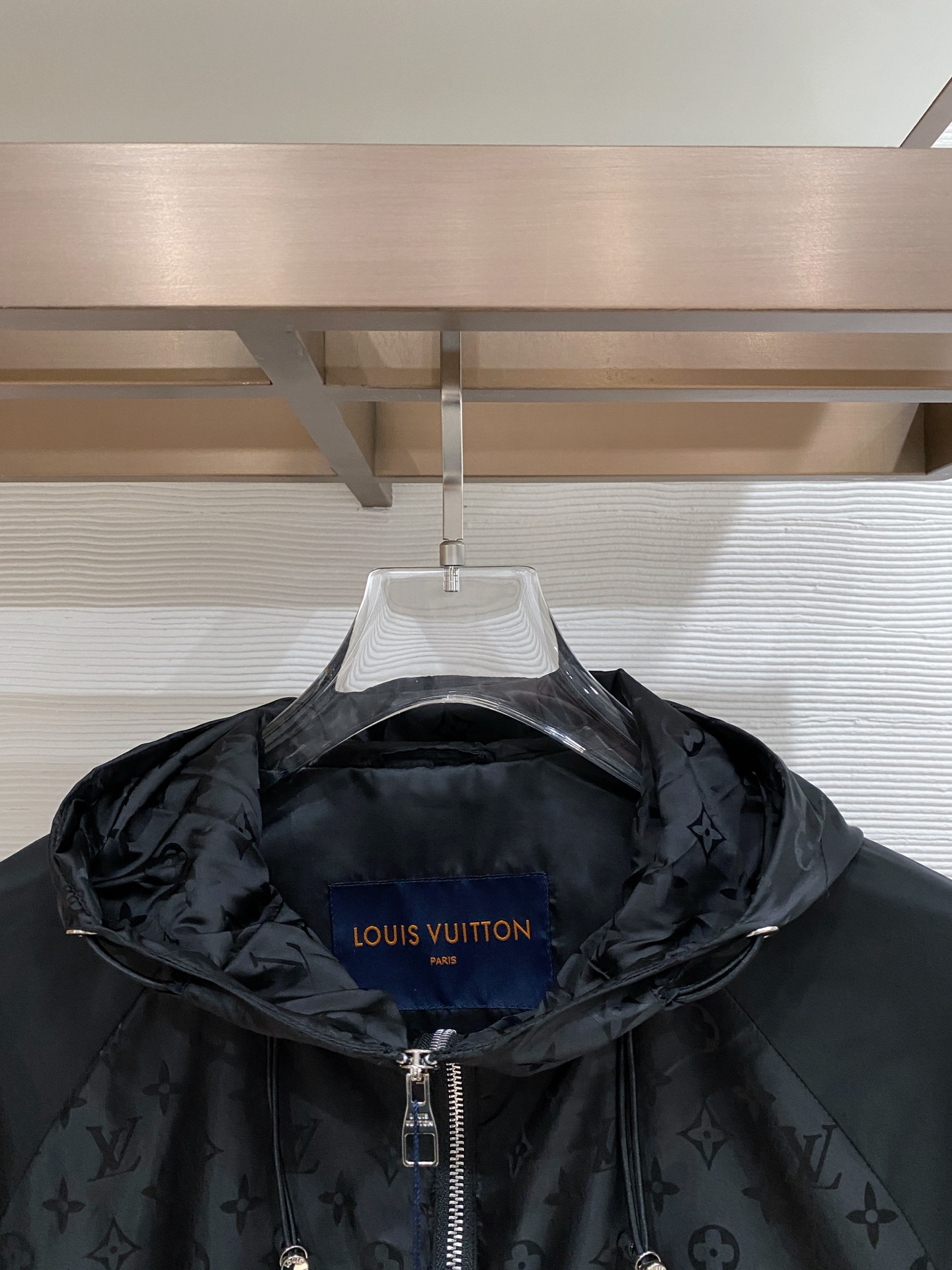 LV26男士连帽夹克外套 系列‼️‼️桑蚕丝醋酸面料，高端定制经典的英式传承依旧时尚韵味浓郁.独具一格的