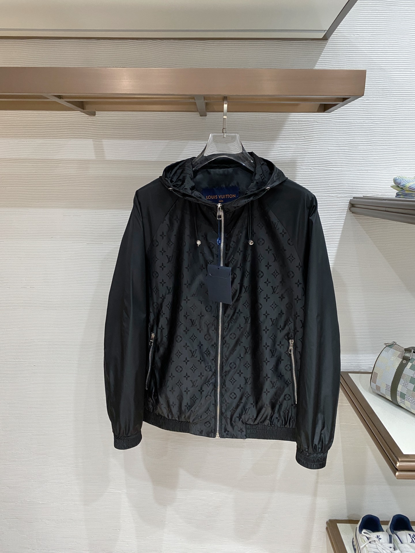 LV26男士连帽夹克外套 系列‼️‼️桑蚕丝醋酸面料，高端定制经典的英式传承依旧时尚韵味浓郁.独具一格的