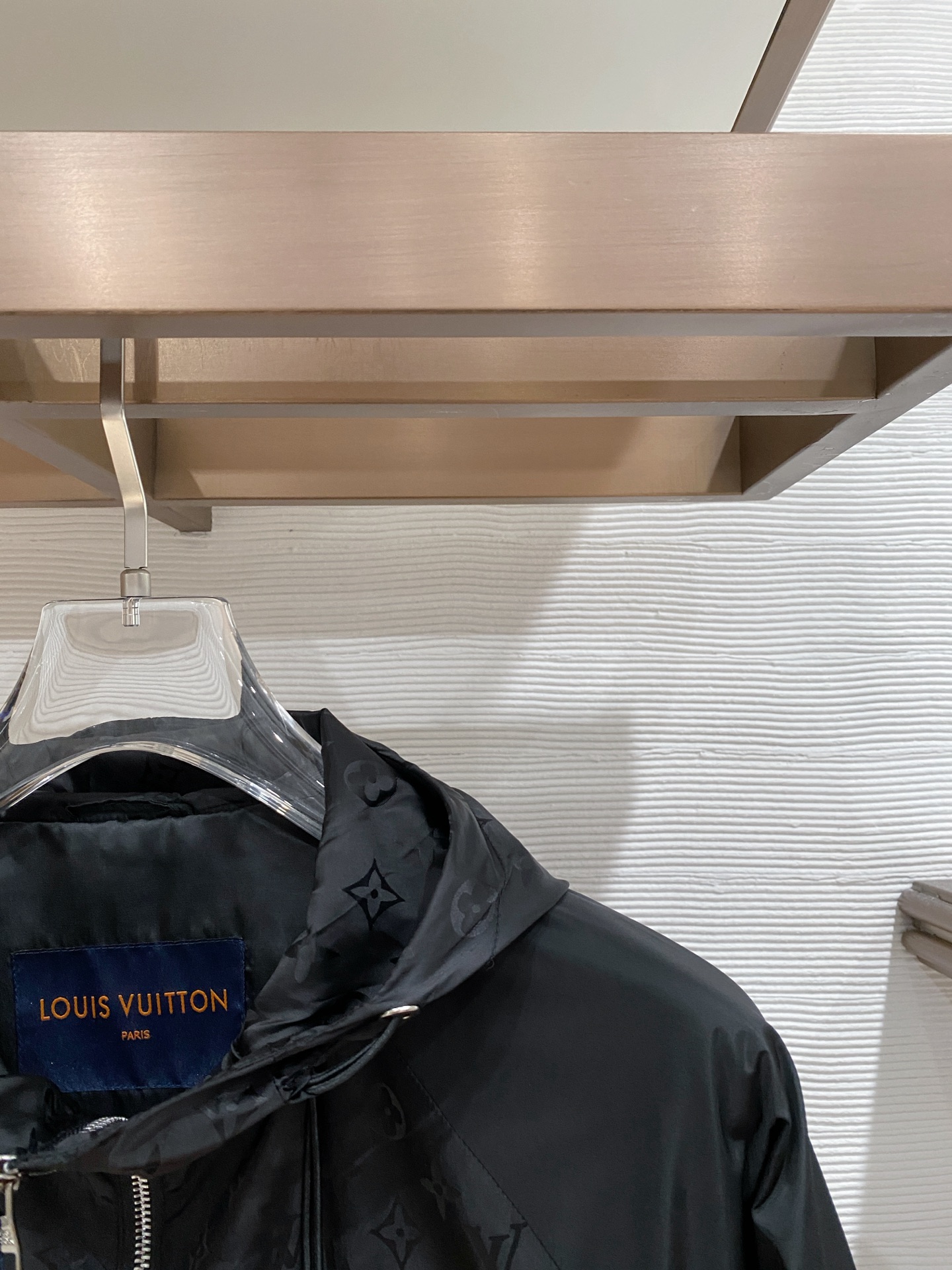 LV26男士连帽夹克外套 系列‼️‼️桑蚕丝醋酸面料，高端定制经典的英式传承依旧时尚韵味浓郁.独具一格的