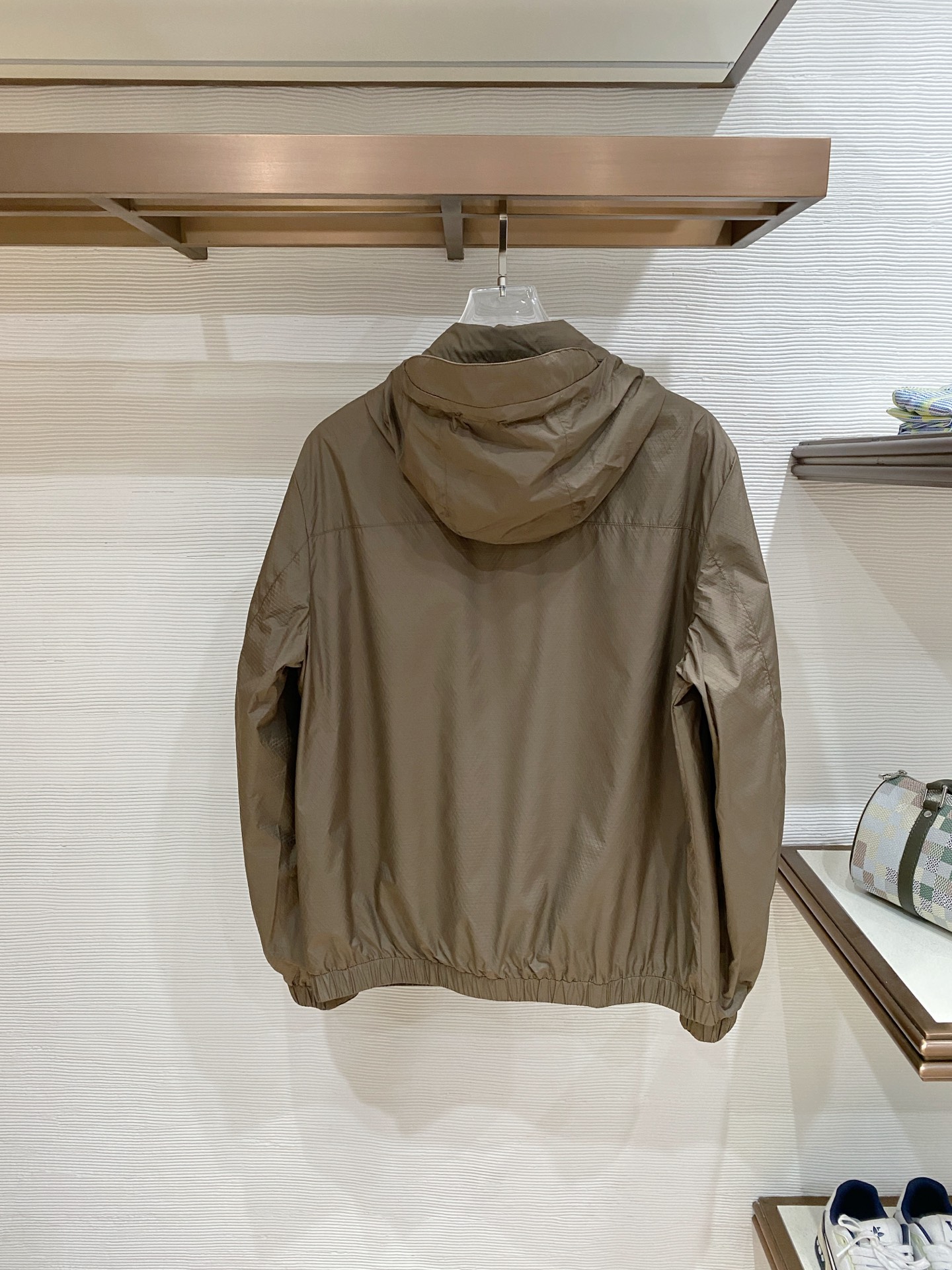 🆕普拉达26男士连帽夹克外套 系列‼️‼️桑蚕丝醋酸面料，高端定制经典的英式传承依旧时尚韵味浓郁.独具一