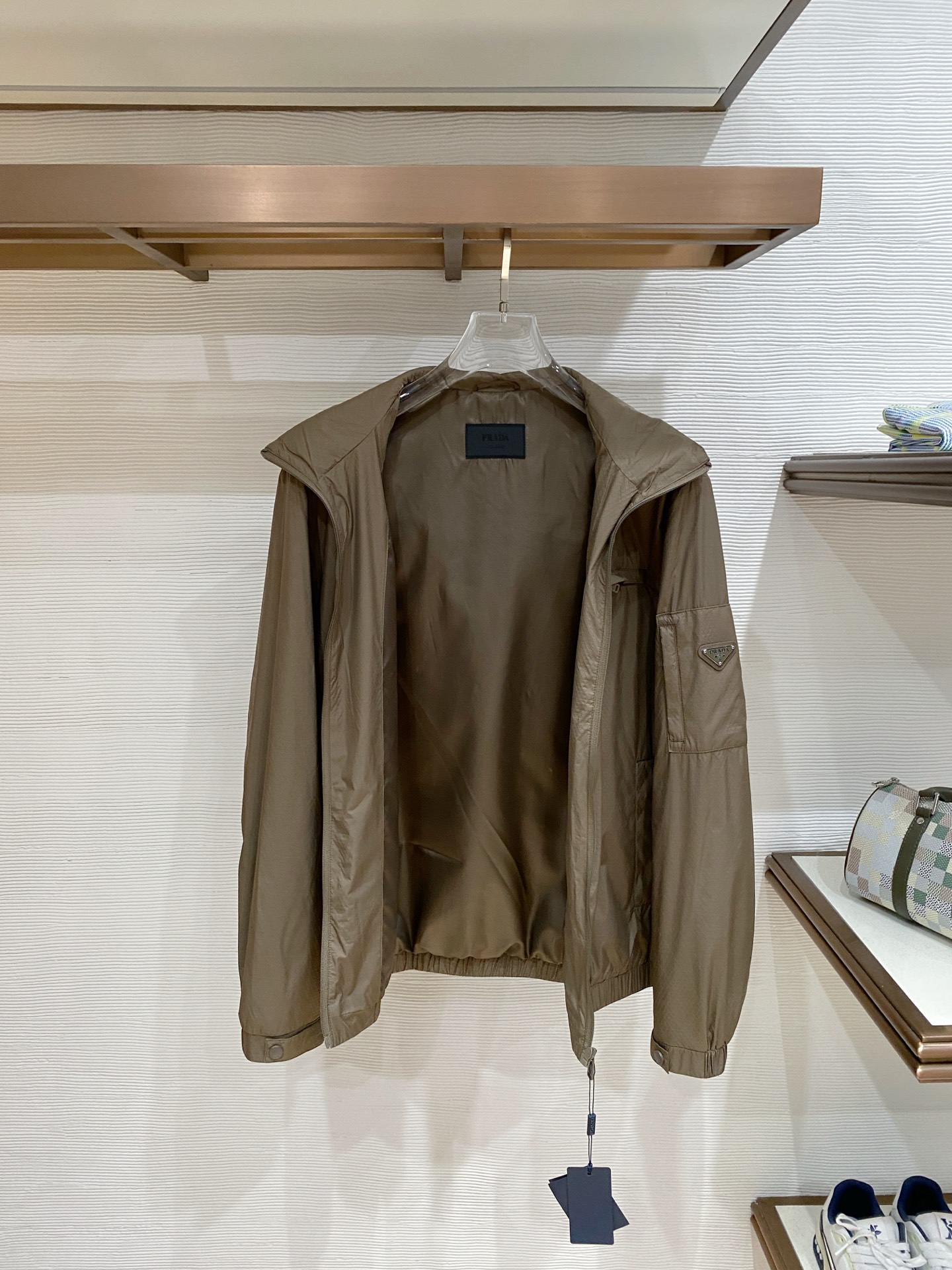 🆕普拉达26男士连帽夹克外套 系列‼️‼️桑蚕丝醋酸面料，高端定制经典的英式传承依旧时尚韵味浓郁.独具一