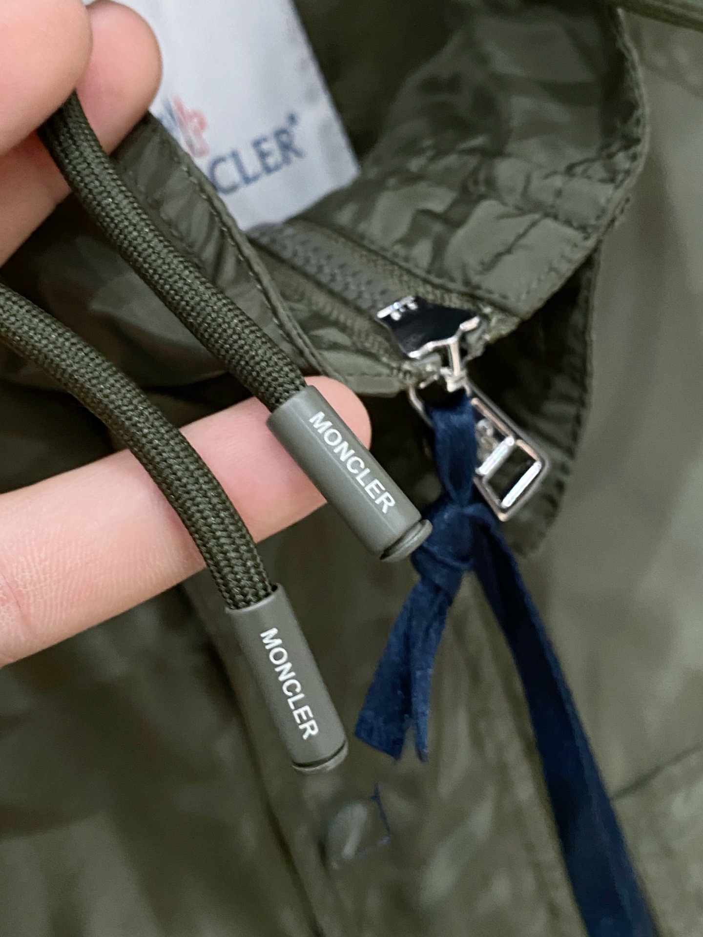 蒙口26男士连帽夹克外套 系列‼️‼️桑蚕丝醋酸面料，高端定制经典的英式传承依旧时尚韵味浓郁.独具一格的