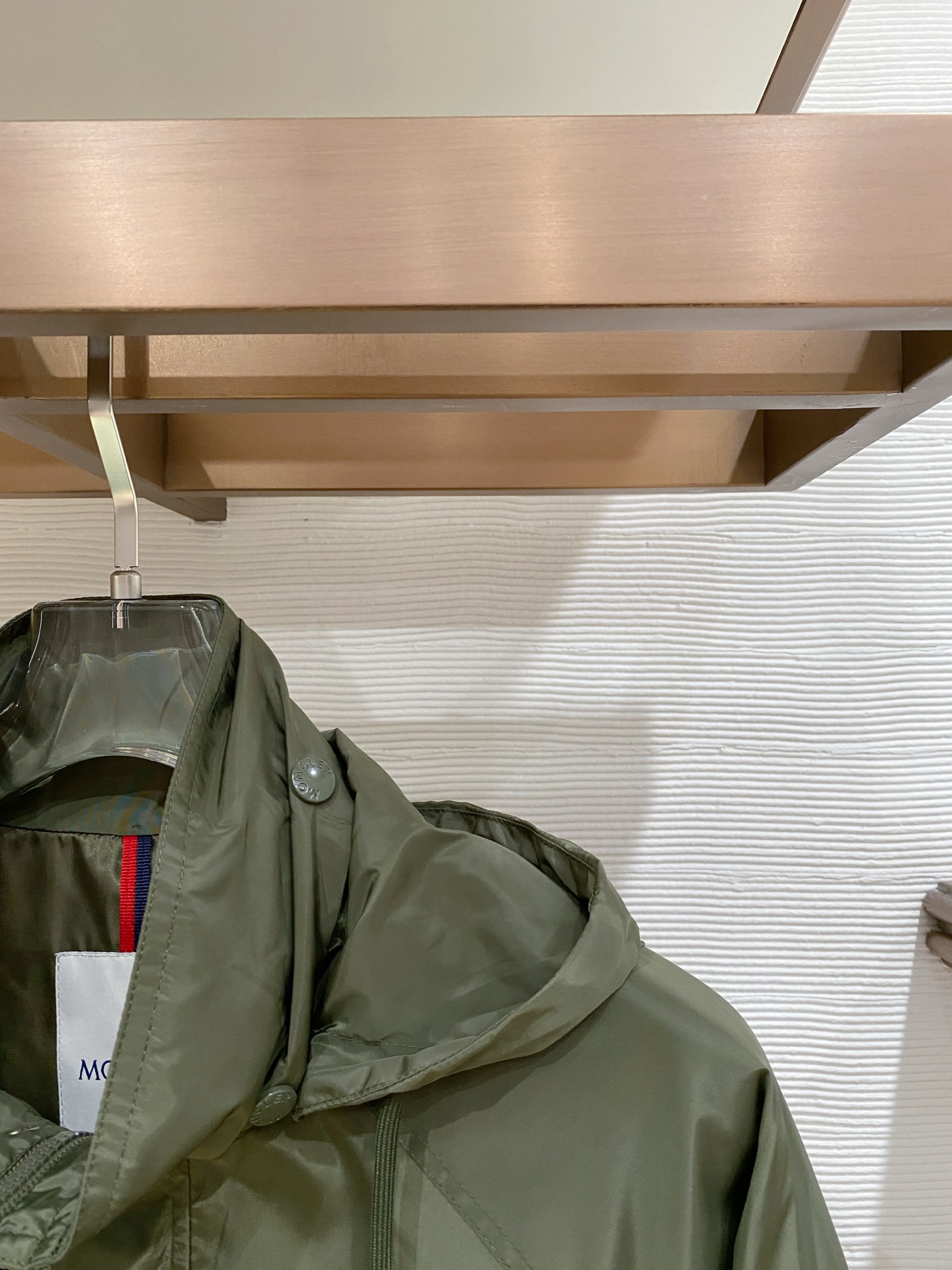 蒙口26男士连帽夹克外套 系列‼️‼️桑蚕丝醋酸面料，高端定制经典的英式传承依旧时尚韵味浓郁.独具一格的